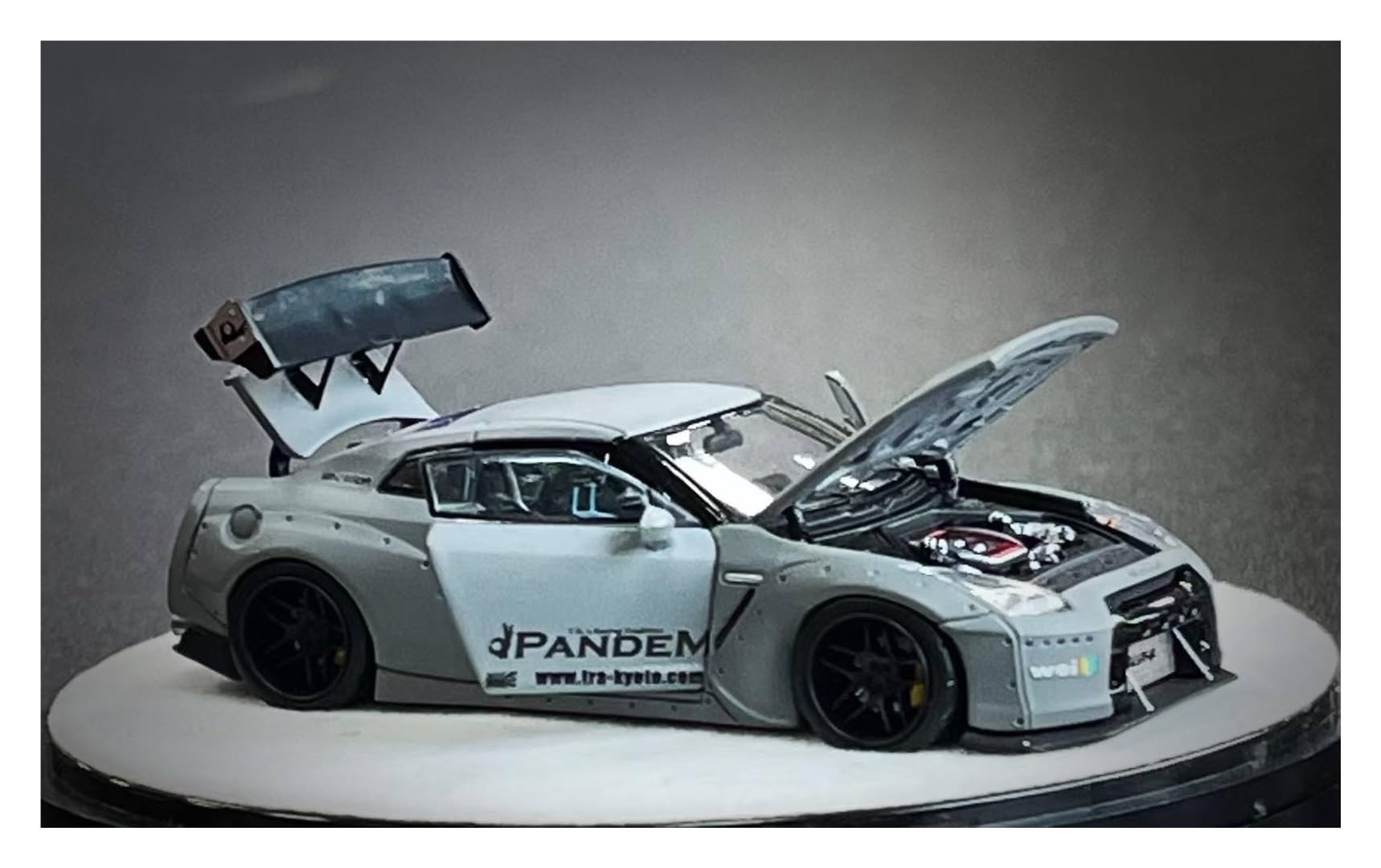 Metallo Scala Replica 1 64 Per La Collezione Di Modelli Auto In Lega Nissan GTR R35 Rocket Bunny Wide Body Combat Gray Hobby Veicoli Giochi Set