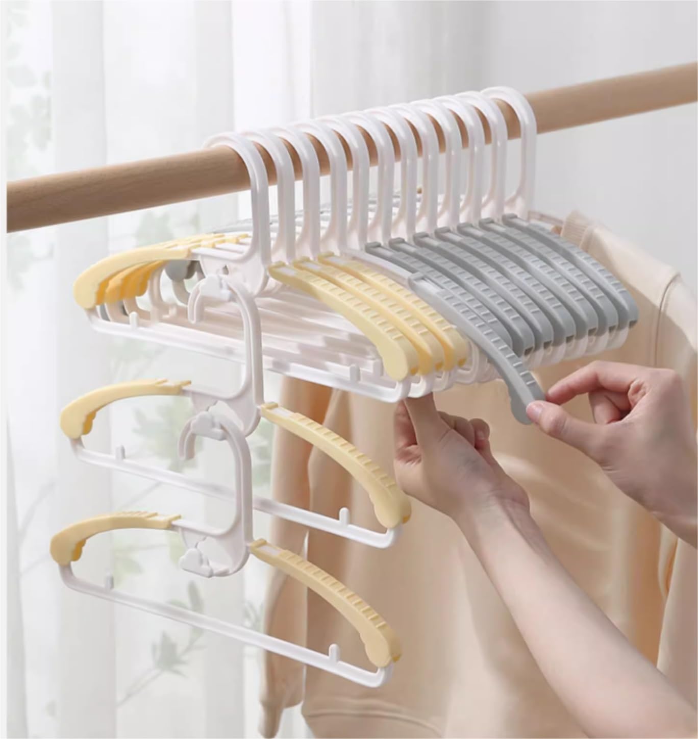 Cintres pour Pantalon Cintre À Vêtements Supports Flexibles en Plastique Affichage Cintres Manteaux Organisateur Gain De Place Rangement Vêtements(Yellow,30pcs)
