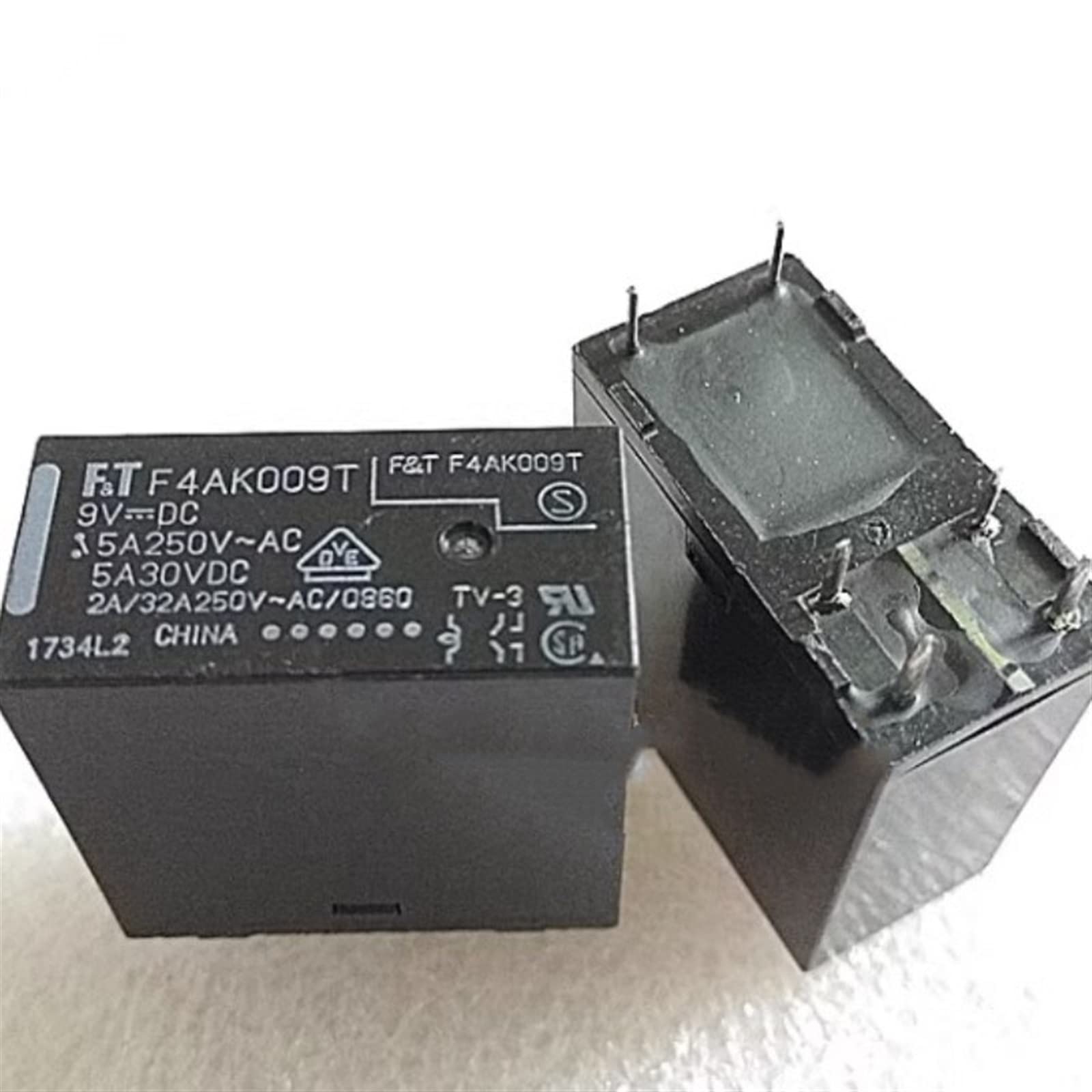Relais 5V CC F4AK005T avec deux jeux de contacts normalement ouverts