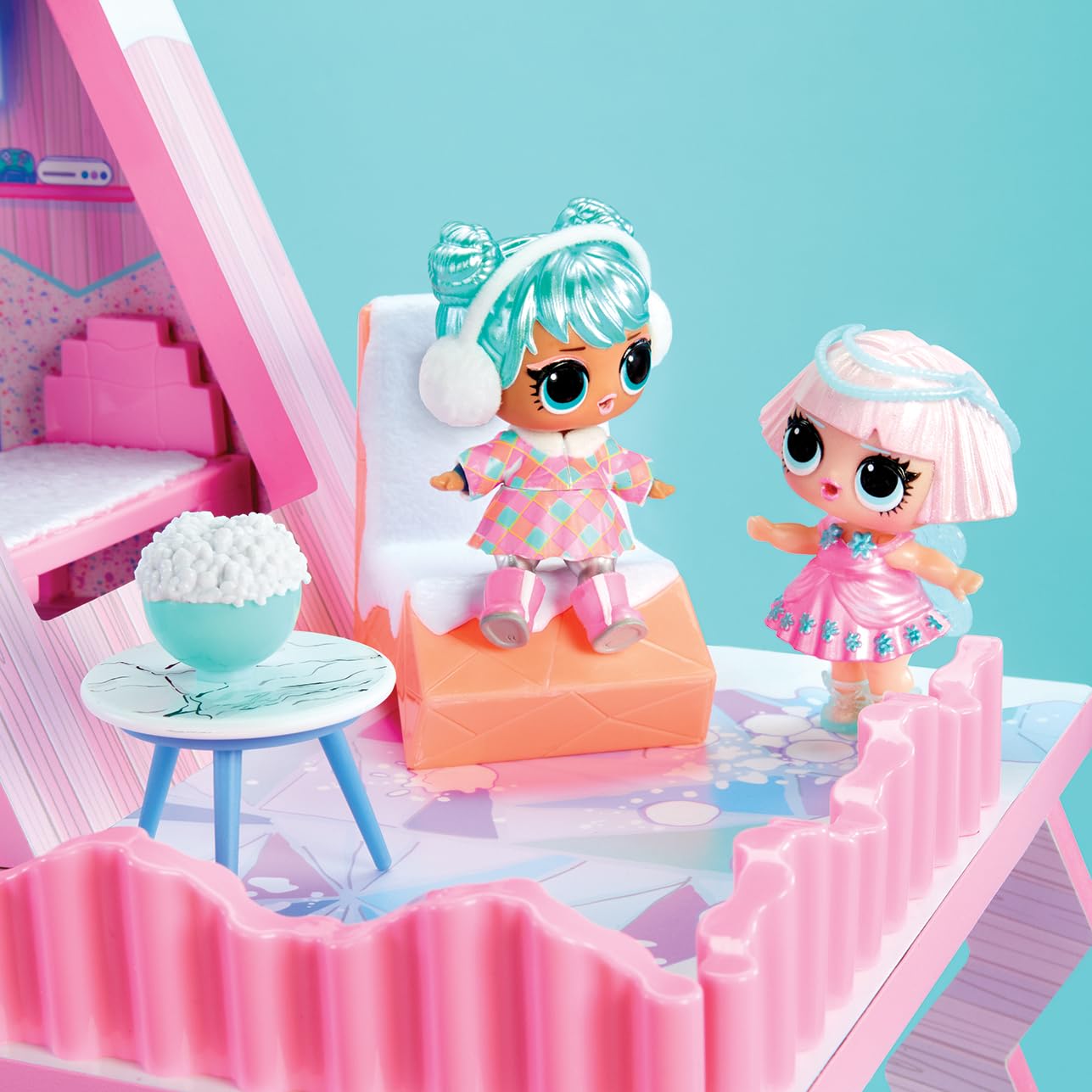 L.O.L. Surprise! Winter Snow Chalet avec Tot - en Bois Véritable, + de 15 Surprises, Livré avec Une Poupée Exclusive, pour Les Enfants de 4 Ans et Plus