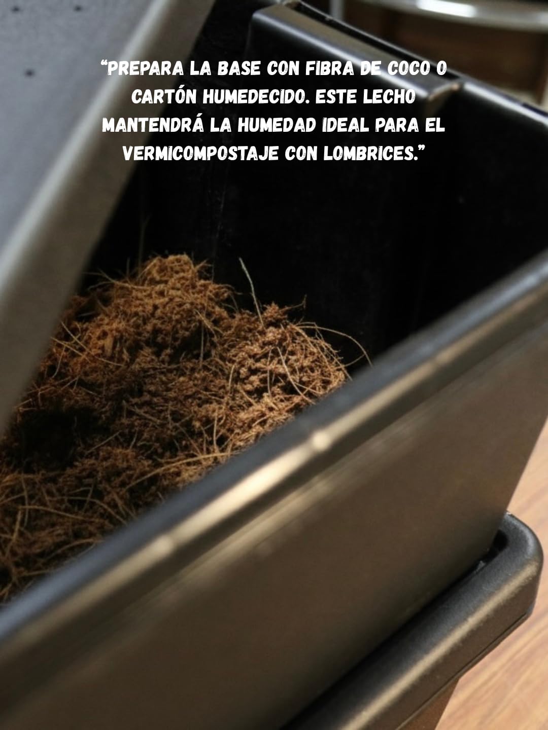Lombricompostera Domestica 32L de Plastico Reciclado con Grifo Vermicompostaje Natural para Restos Organicos Cocina Balcon Terraza Compostaje Limpio con Diseño Compacto Fabricada en España