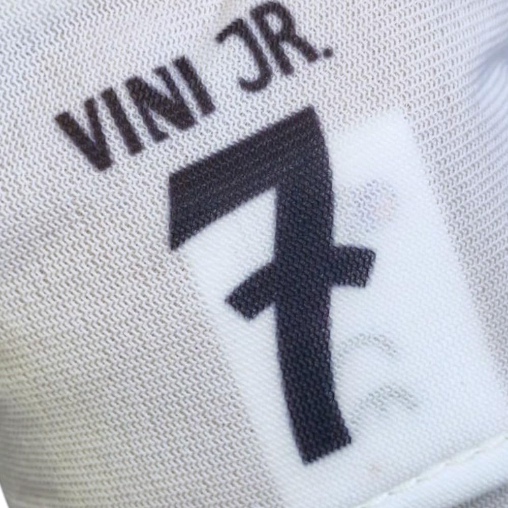 Real Madrid Peluche officielle Vini Jr. Uniforme 2024/25 fan collection