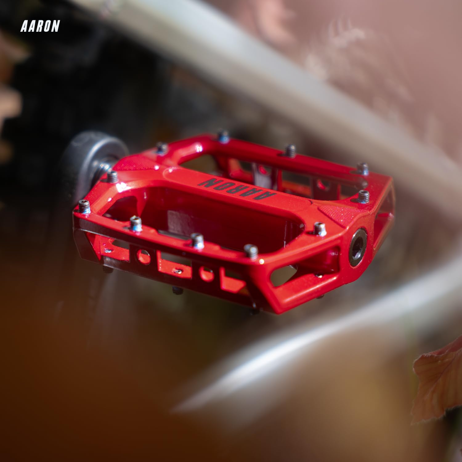 AARON Rock - Pedali Mountain Bike in Alluminio con Cuscinetti a Sfera sigillati - Antiscivolo con Piedini sostituibili - Superficie a Piattaforma per Bici elettrica, MTB, da Trekking, ECC.