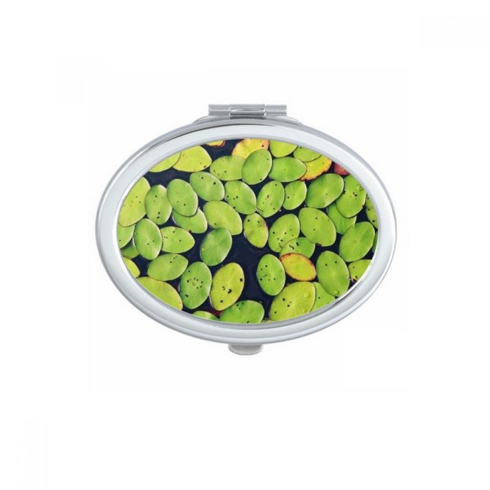 Miroir compact ovale pour retoucher son teint facilement partout avec un design nature