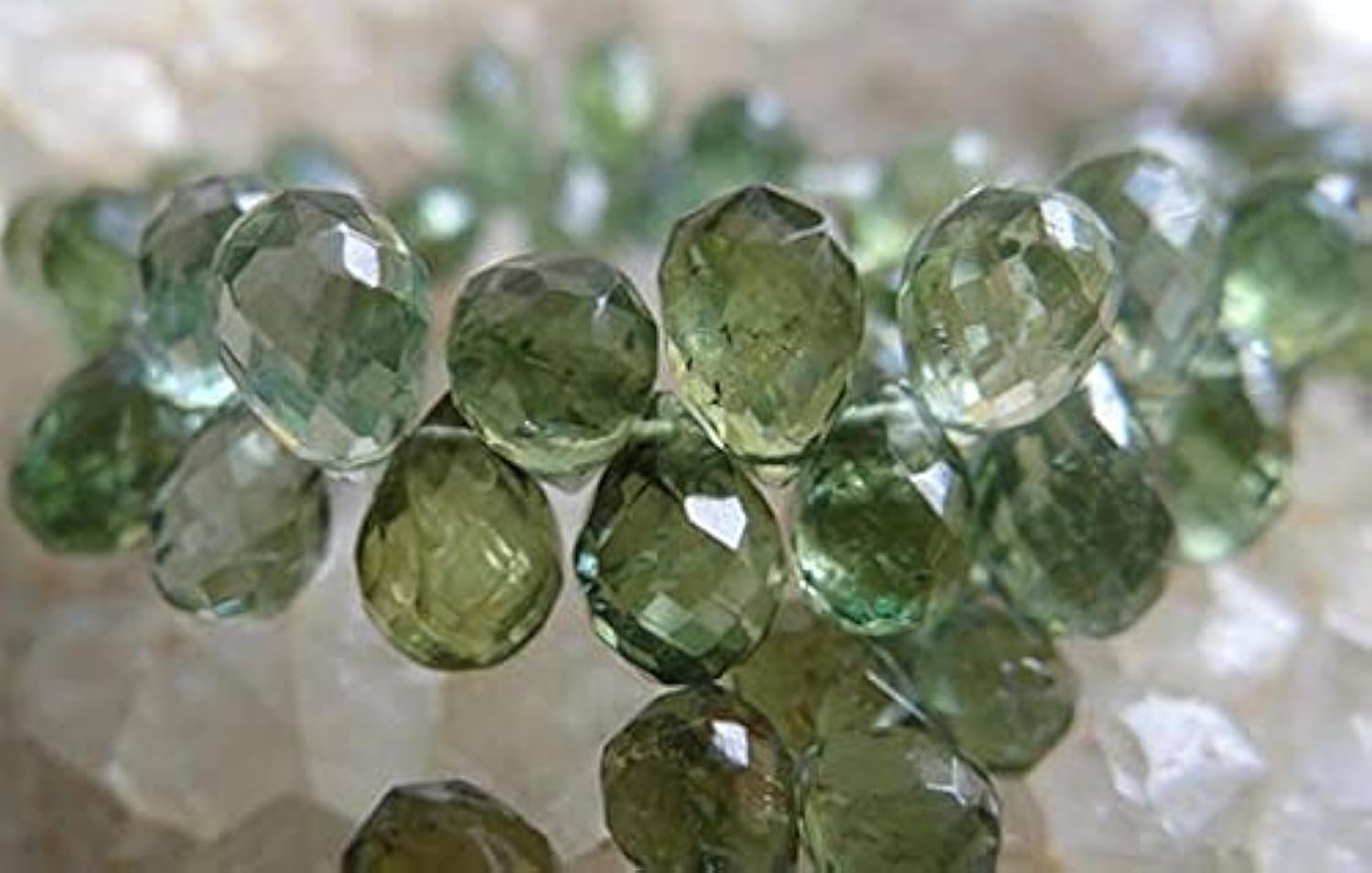 Apatite verte pomme en briolette poire 3D pour la création de bijoux précieux