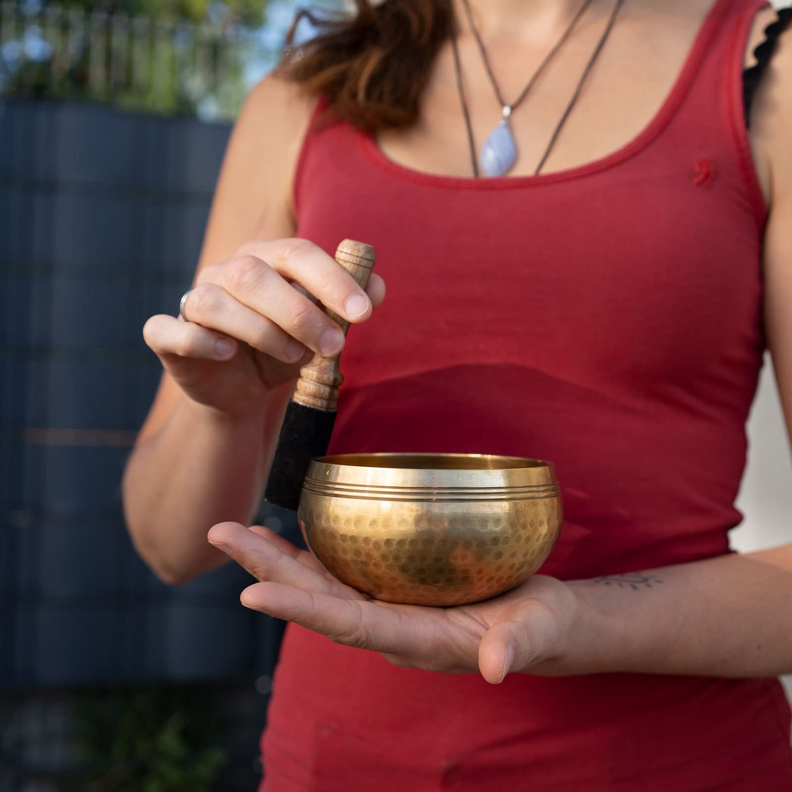 Gegossene Klangschale in Antik-Optik, ca. 300-350 g, Geschenk-Box | Handarbeit aus Nepal, für Meditation, Achtsamkeit & Yoga, inkl. Zubehör