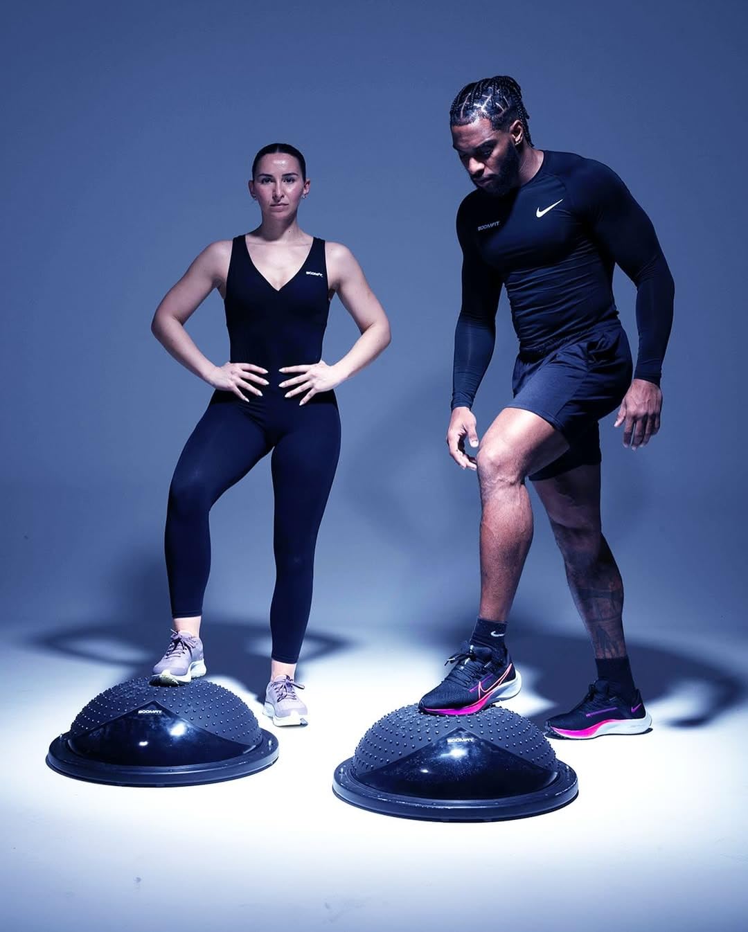 BOOMFIT Balance Station 60 cm Media Pelota de Equilibrio Antideslizante | Incluye bandas de resistencia y bomba de inflado | Cúpula inestable que activa core, glúteos y propiocepción en casa