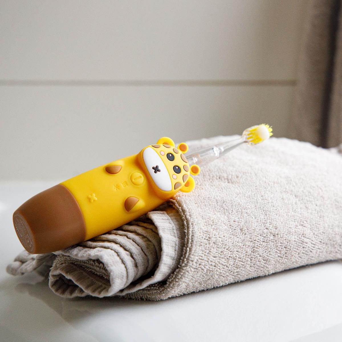 innoGIO Giogiraffe Elektrische Zahnbürste für Kinder, 7 Farben, Silikongriff, 4 Modi, Timer 2 min, geeignet für Kinder zwischen 2 und 12 Jahren, Gelb, AAA-Batterie nicht enthalten (Kopf im