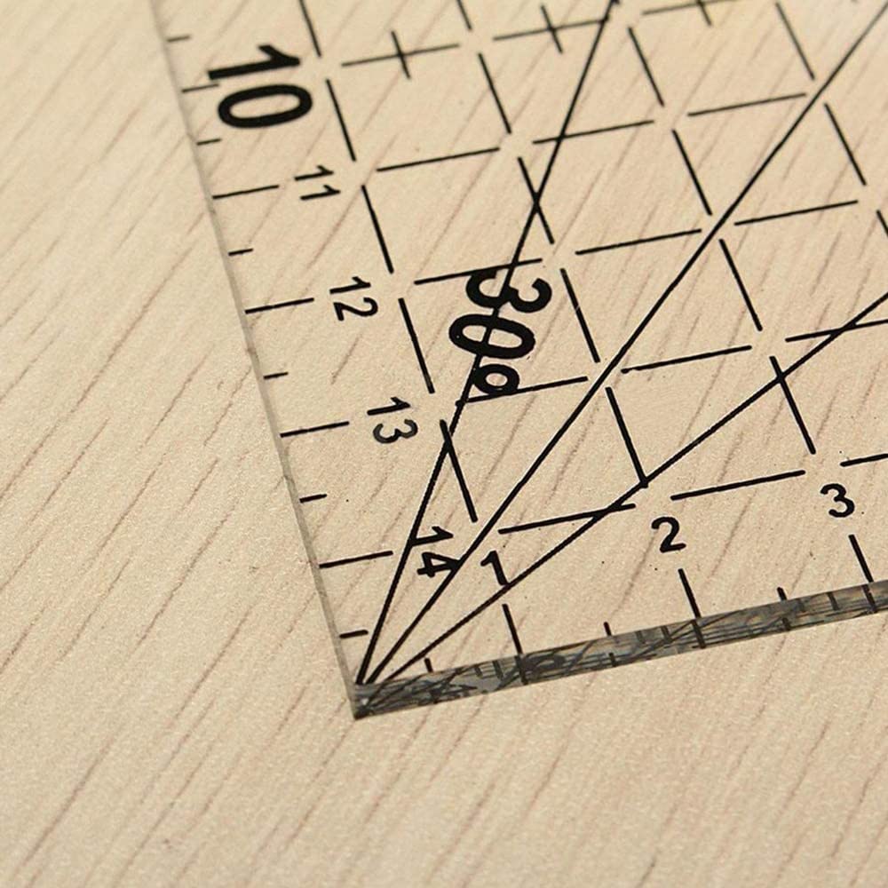 The Quilted Bear Règle De Matelassage - Règle En Acrylique Transparent Antidérapant Pour Matelassage, Patchwork Et Couture Avec Lignes Noires Transparentes Et Angles De 30, 45 Et 60 Degrés (11,4 X