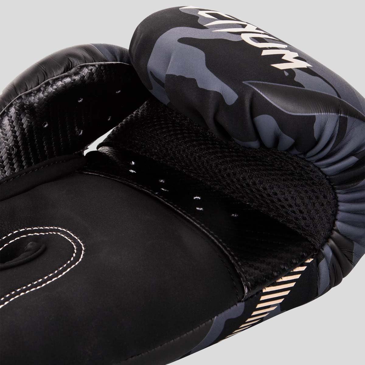 Amazon.co.jp: VENUM ボクシンググローブ Impact - インパクト