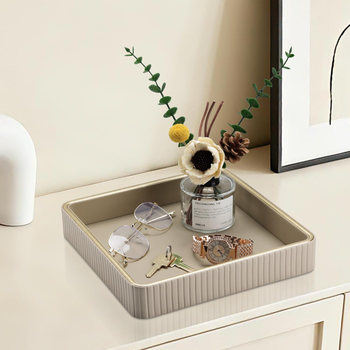 GORESE Bandeja de Valet,Bandeja para Joyas Cuero Bandejas Decorativas Bandejas de Mesa de Noche Organizador Vaciabolsillos Escritorio para Llaves,Maquillaje,Reloj,Gafas,Perfume,Joyería,Moneda(Beige)