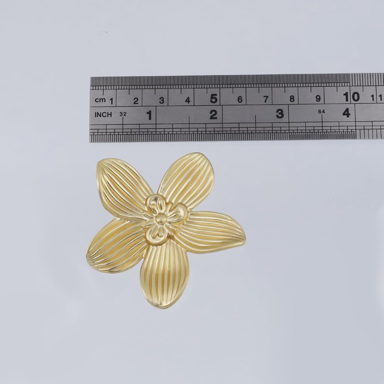 HEVSTIL Gold Flower Cabinet Knobs – 6 Pack Zinc Alloy Floral Drawer Pulls – 1.57” Vintage Floral Hardware – for Girls Bedroom, Dresser, Vanity, Kitchen – Antique Gold Finish