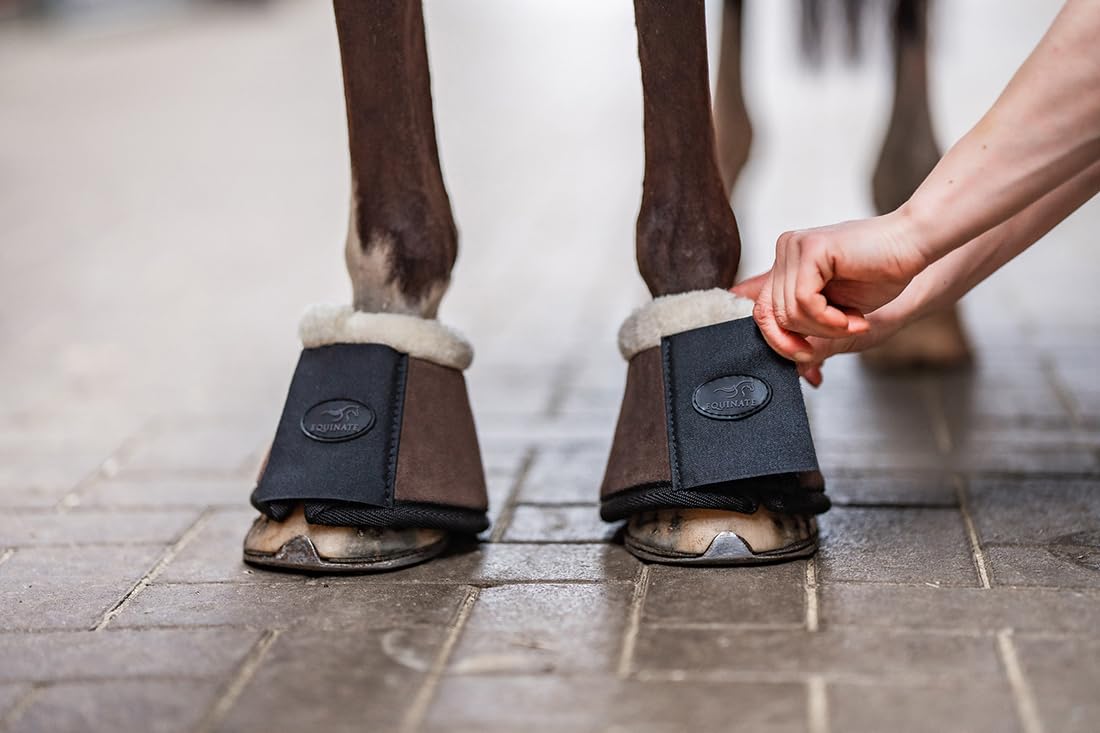 Equinate Hufglocken Sunville mit Wildleder überzogen und synthetischem Lammfell XXL Braun - Robuste und stoßdämpfende Springglocken - Hufschutz für Training und Turniere - 2er Set
