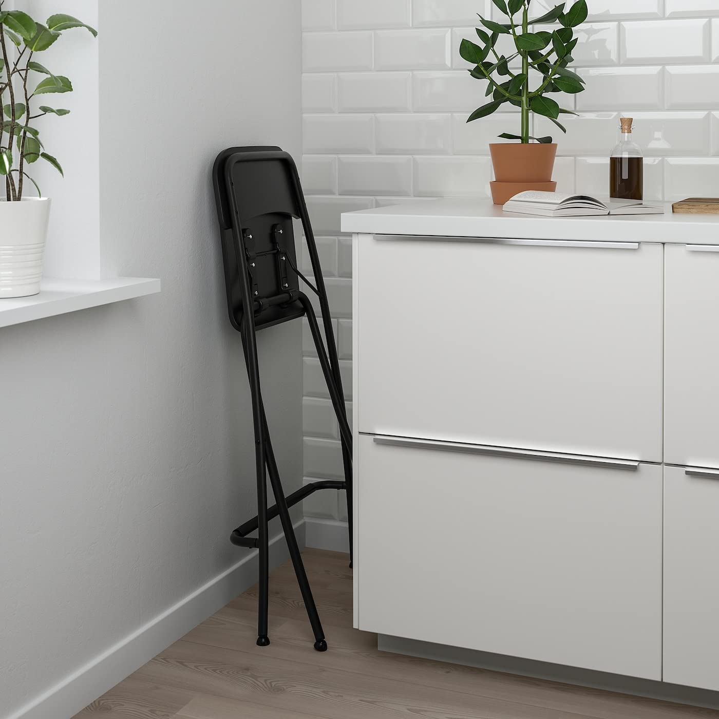 Ikea Franklin 504.064.65 Tabouret de bar pliable avec dossier Noir 24 3/4