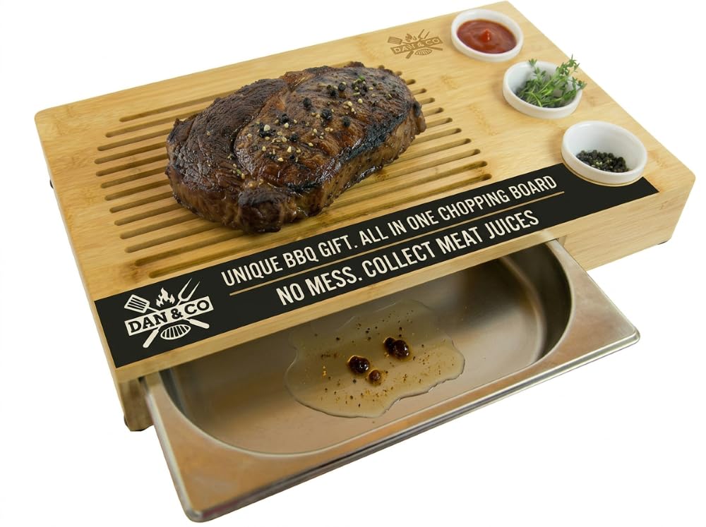 Dan&Co Juego de tablas de cortar de madera de bambú con bandeja de goteo deslizante de acero | Tabla de cortar orgánica | Bandeja para servir | Para carne, queso, verduras | 48 cm de longitud