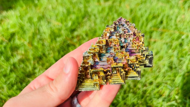 Image of Bismuth Ore Crystal - 150-200g (5.3-7 oz) Iridescent Rainbow Metal Art Specimen - Home Decoration, Education, Healing Stone, Collection