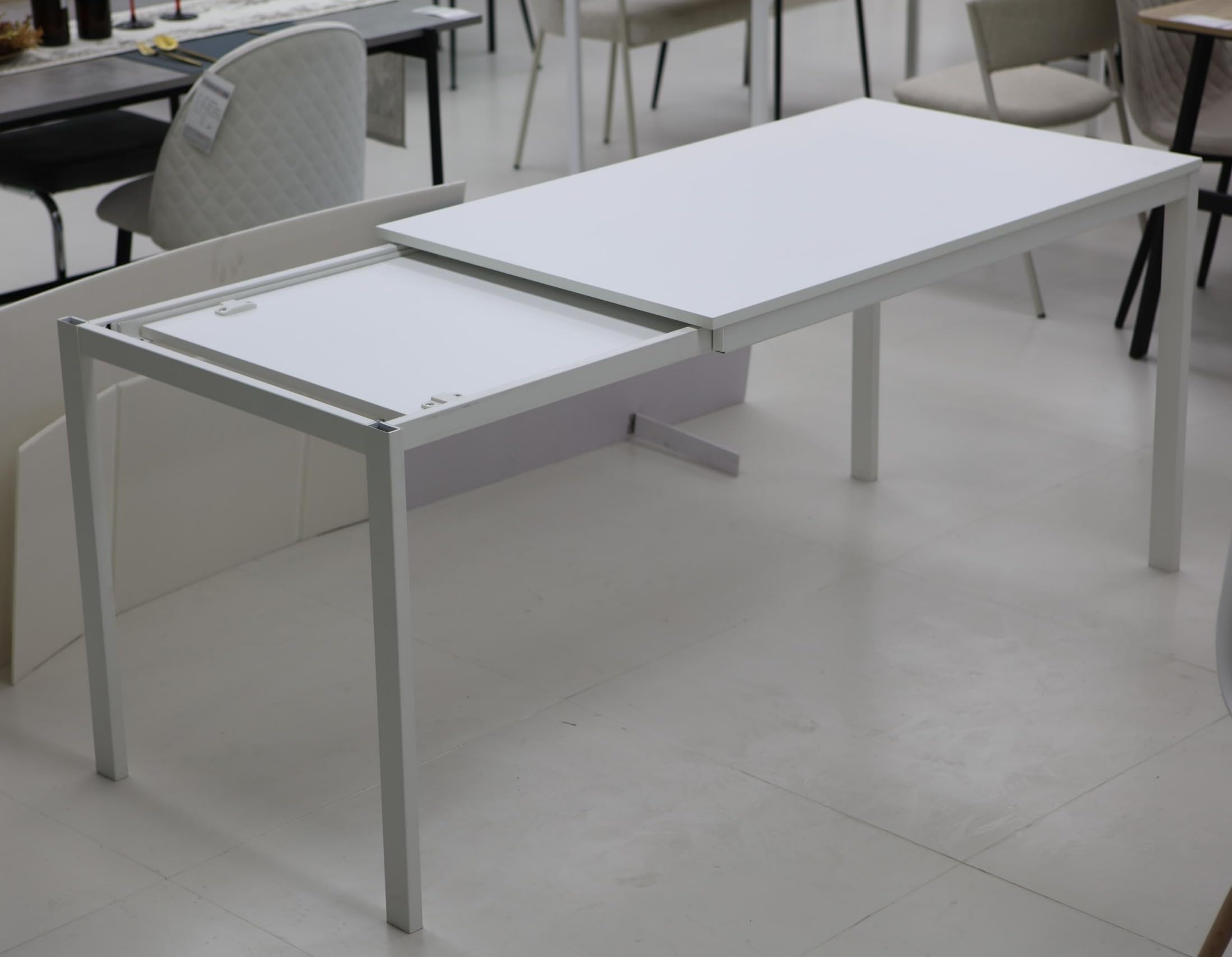 AVANTI TRENDSTORE - Adro - Tavolo da Pranzo Allungabile Moderno, Struttura in Metallo e Piano in Legno Laminato Bianco, Estensibile fino a 180 cm, 120-180 x 74 x 75 cm