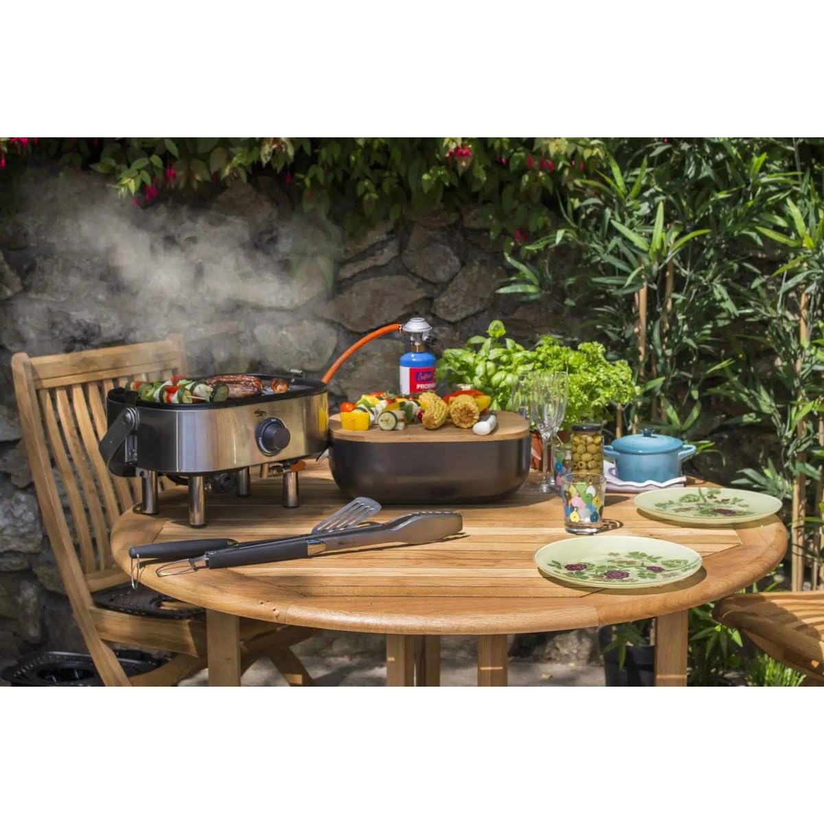 Sahara – Barbacoa de gas portátil compacta de 2,7 kW, rejilla de hierro fundido, mini barbacoa de mesa, tabla de cortar madera de 2 a 4 personas
