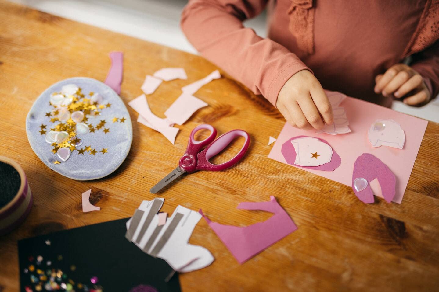Fiskars Forbici per bambini, A partire da 6 anni, Lunghezza 13 cm, Per destrimani e mancini, Lame in metallo/Impugnature in plastica, Rosa, Glitter, 1064074