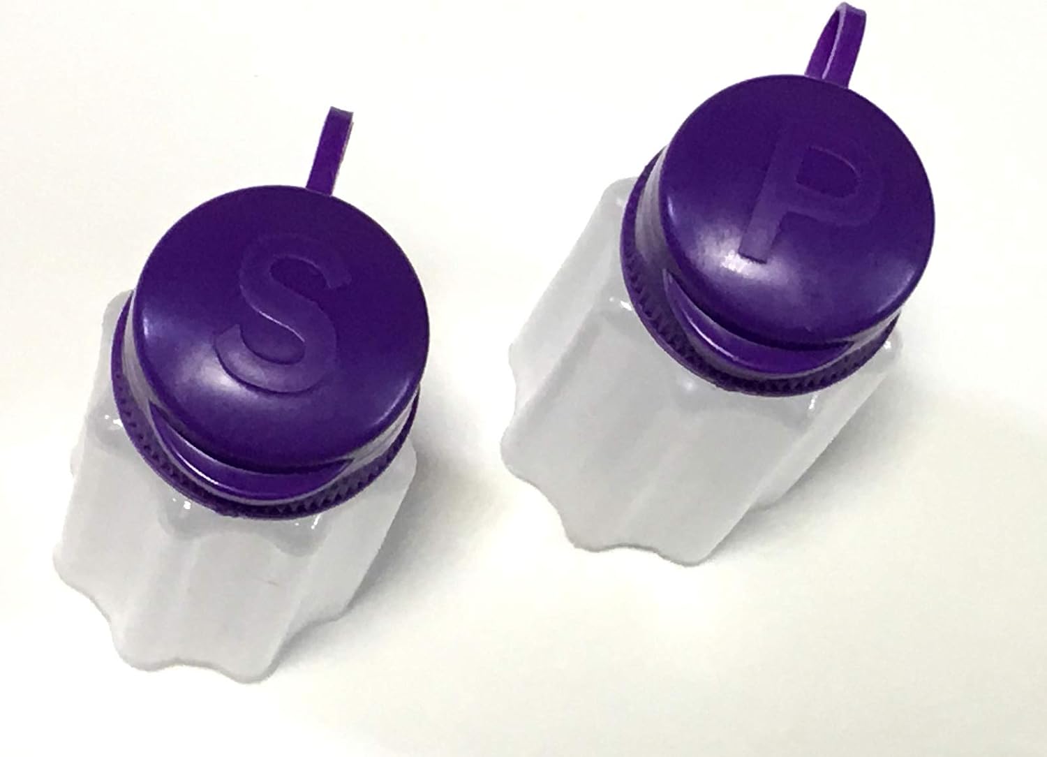 Grеаtеѕt Prоduсt Azi 2pc NO SPILL Mini Camping Salt & Pepper Shakers - To Go Salt Shaker for Picnic Work Lunch Box Travel RV Outdoors Hunting Fishing (1.18 oz each) - BPA FREE Tight Seals (Random Colors)