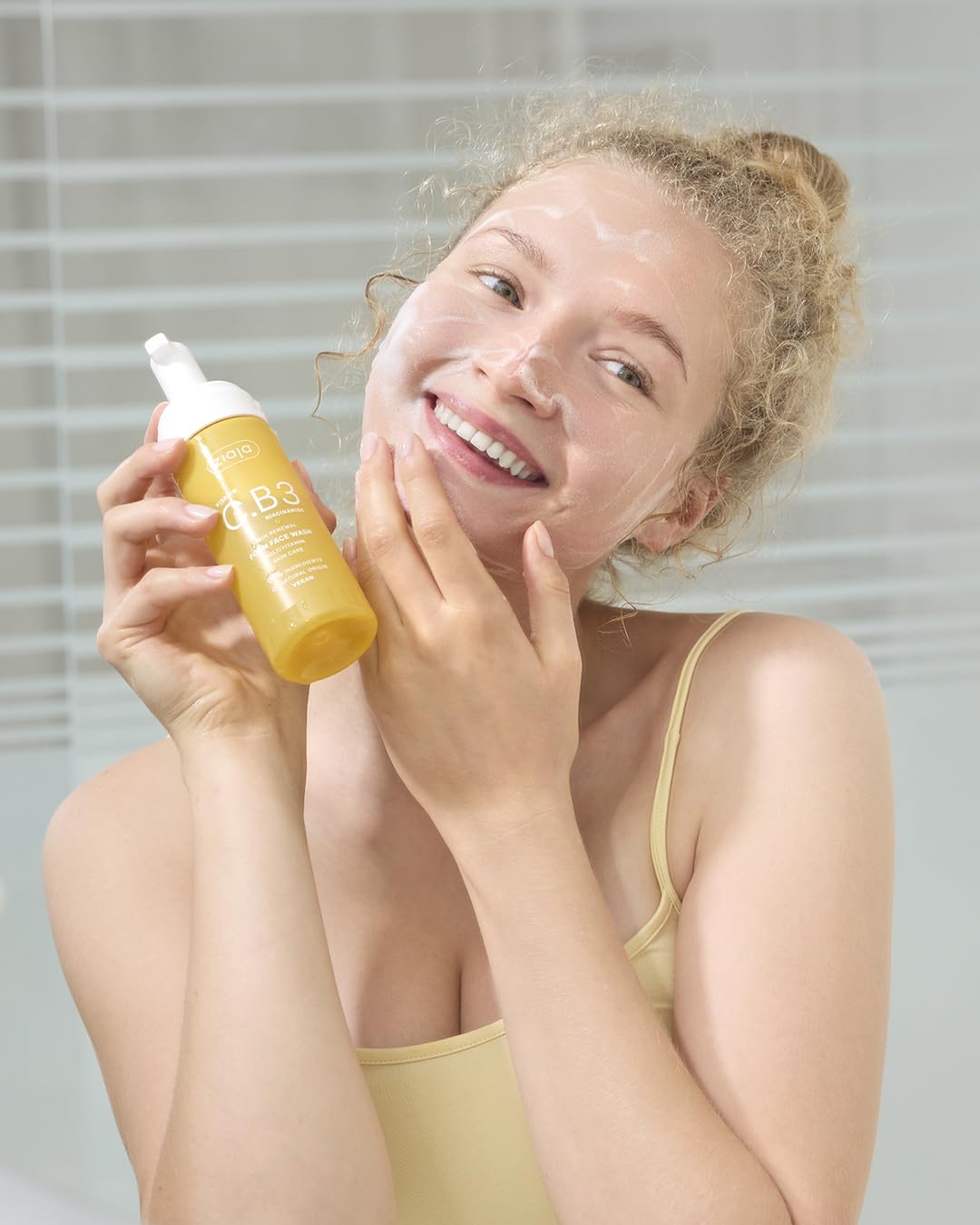Schiuma detergente viso vitamina C.B3 NIACINAMIDE | Pulizia profonda senza seccare, 97% ingredienti naturali, effetto glow, adatta per pelli sensibili di ZIAJA
