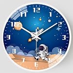 QINFIEY 12 Inch Mouvement silencieux Horloge murale pour enfants, Non Ticking Enfants Horloge murale ronde Batterie exploitée Space Style de voyage Décor enfants Horloge pour la maison école garçons chambre à coucher salon (blanc)
