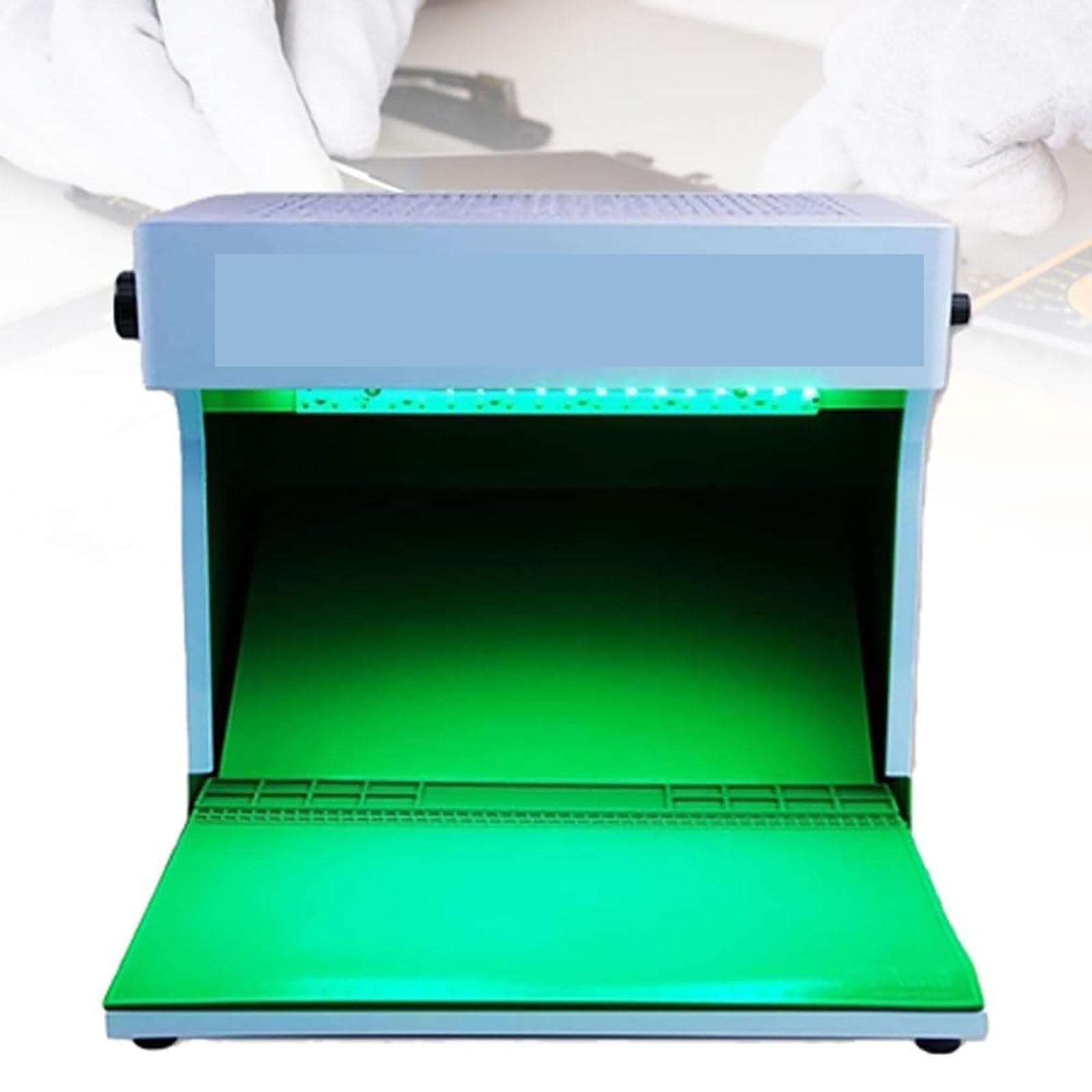 Mesa de trabajo sin polvo y banco limpio con pantallas de luz para pantallas LCD