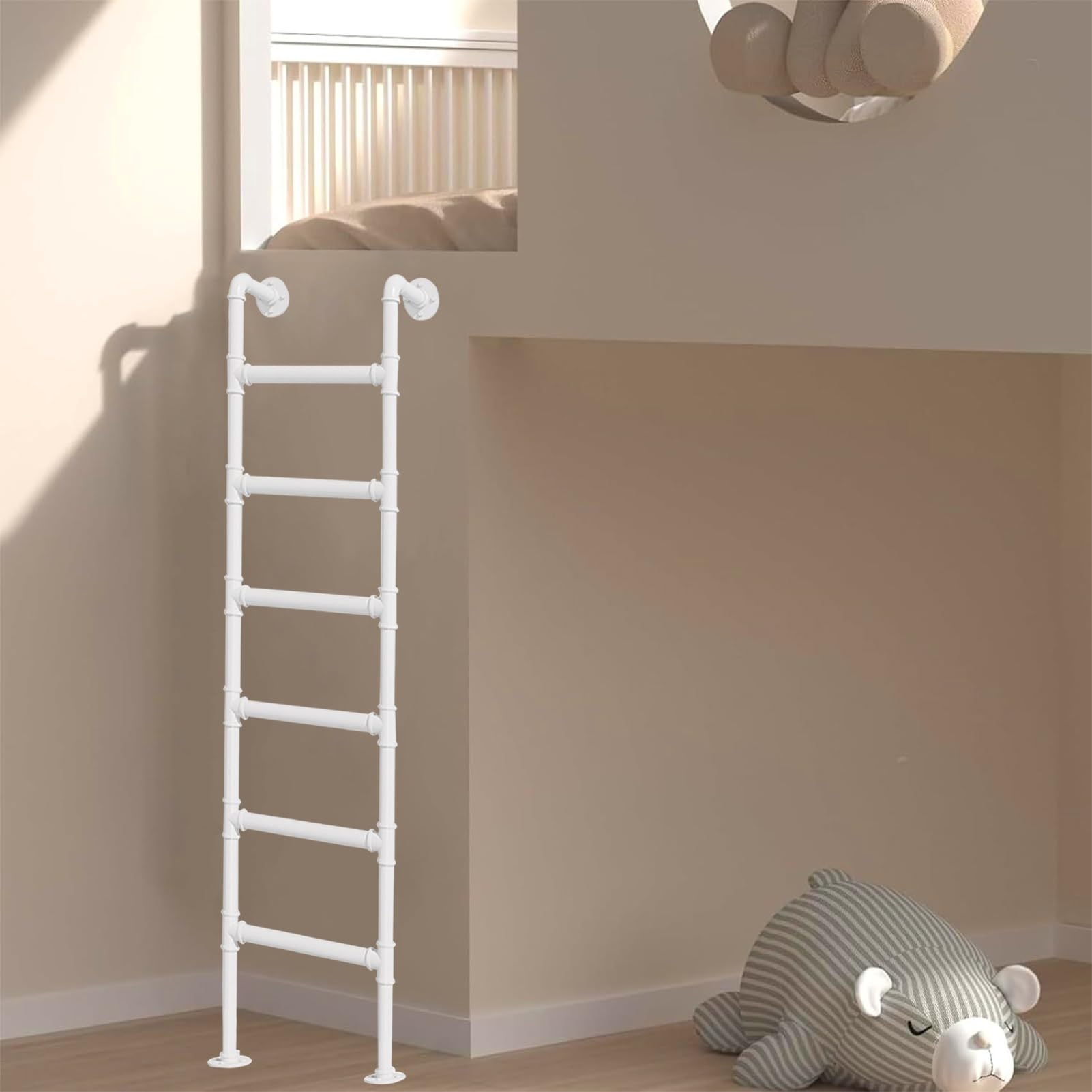 Gana espacio seguro en tu ático con esta escalera de hierro forjado de 210 cm