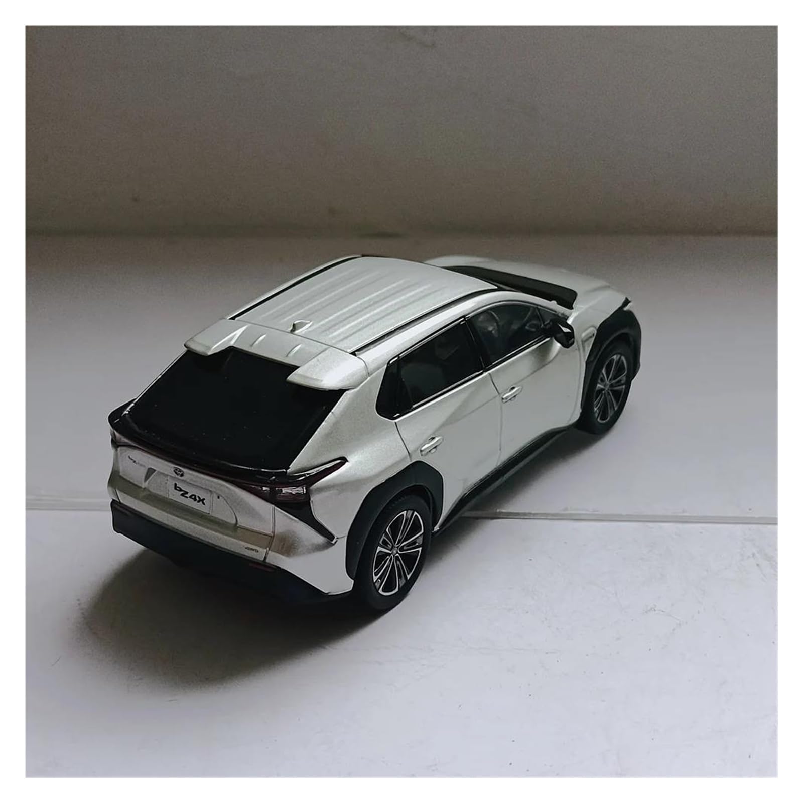 Metallo Scala Replica 1:30 Per Alloy Bz4x Pure Electric Suv Car Model Die-cast Static Home Decor Collection Hobby Veicoli Giochi Set