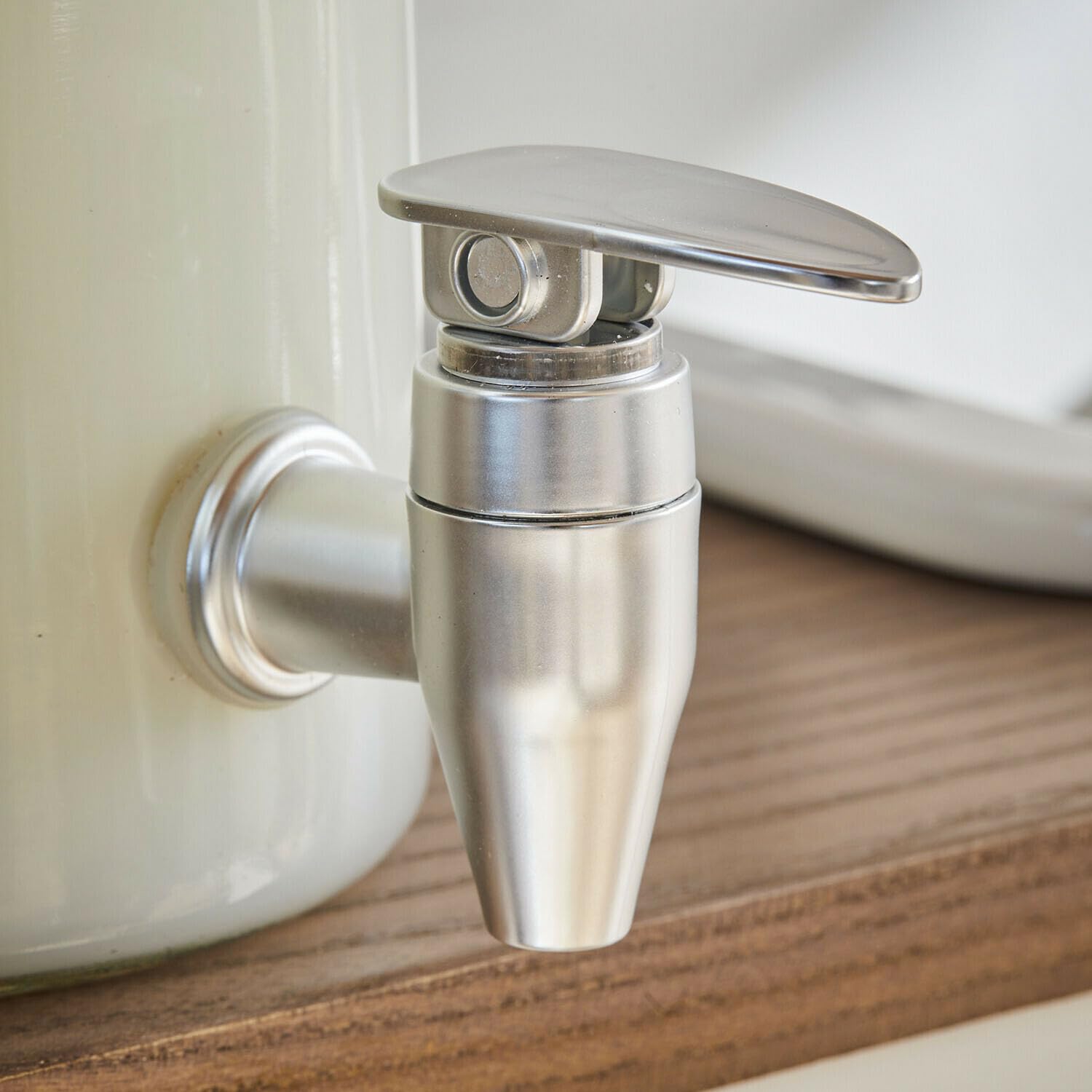 Loberon Dosierspender Pivola - Transparentes Design - mit Dezenter Gravur - Fassungsvermögen 2,5 L - Badzubehör - Glas - Eisen, klar/Silber