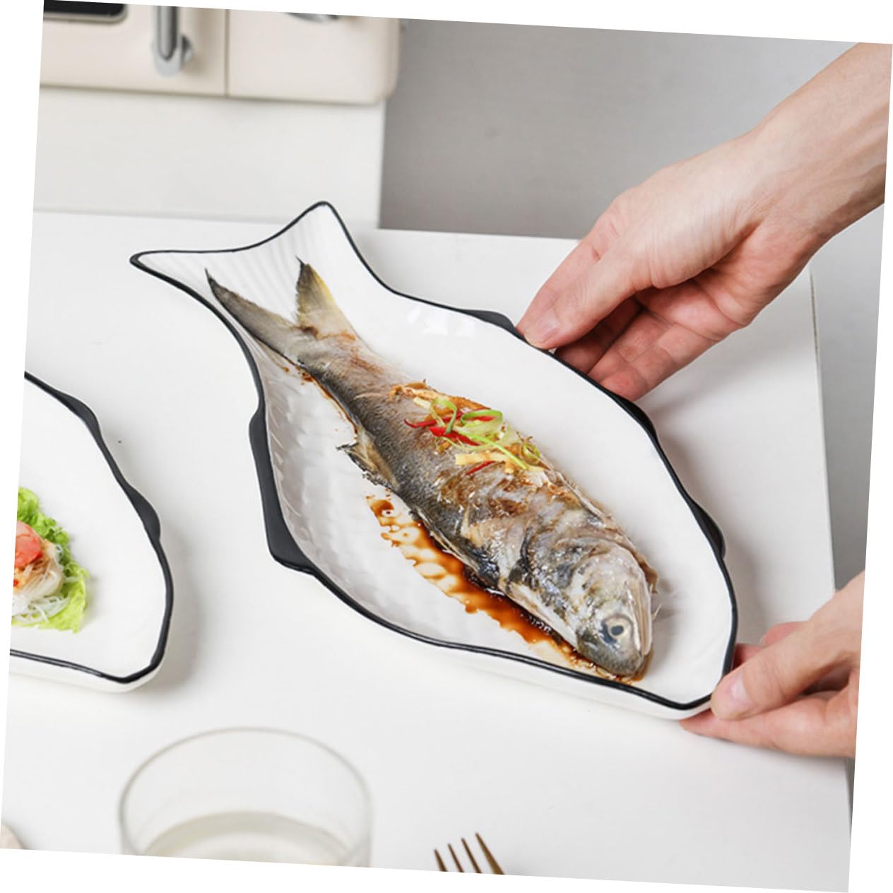 Cabilock Assiette en Céramique Forme de Poisson Blanche pour Cuisson Vapeur et Conservation des Aliments, Pratique et Facile à Nettoyer, pour Hôtel ou Maison