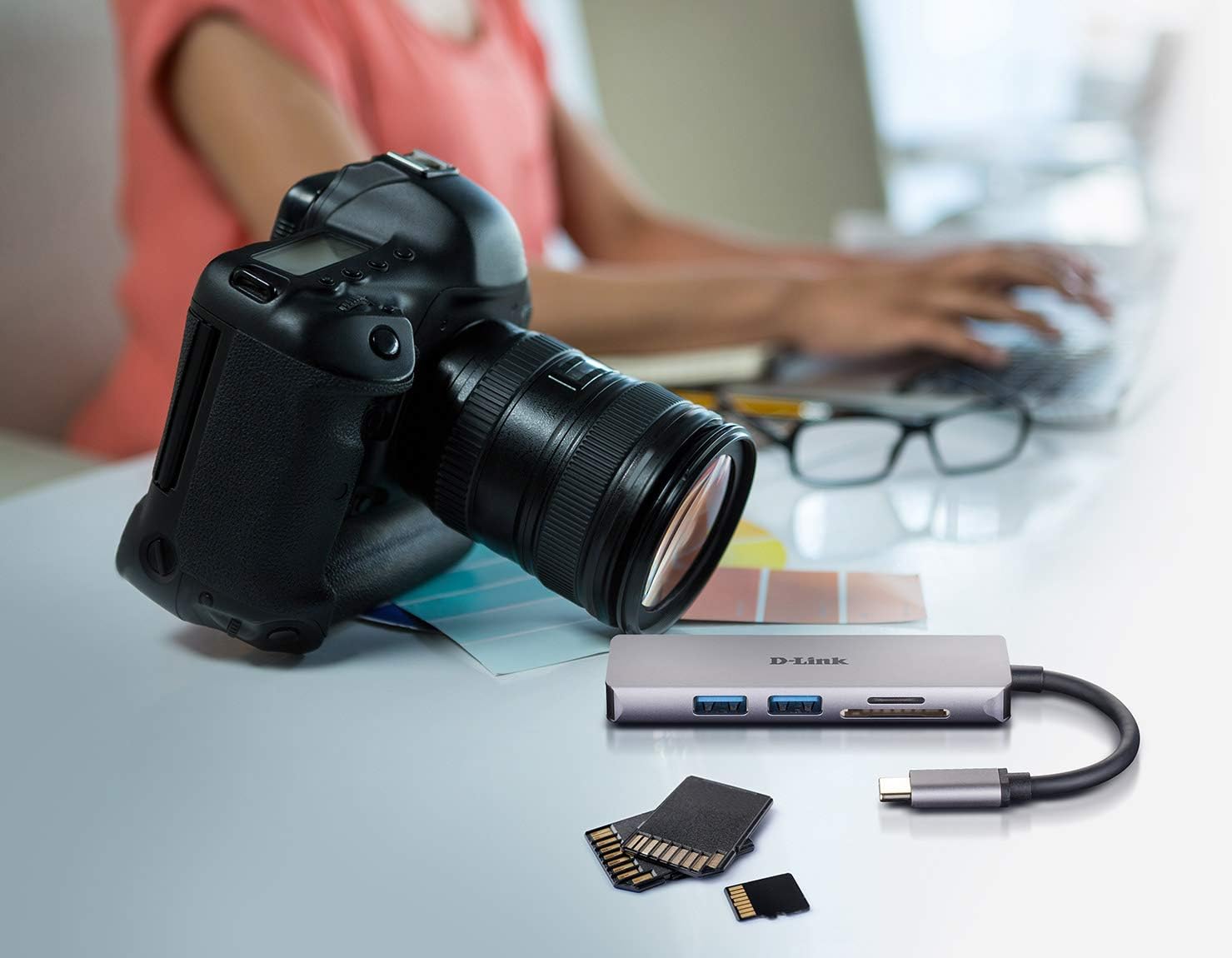 D-Link DUB-M530-US in use with camera and memory cards