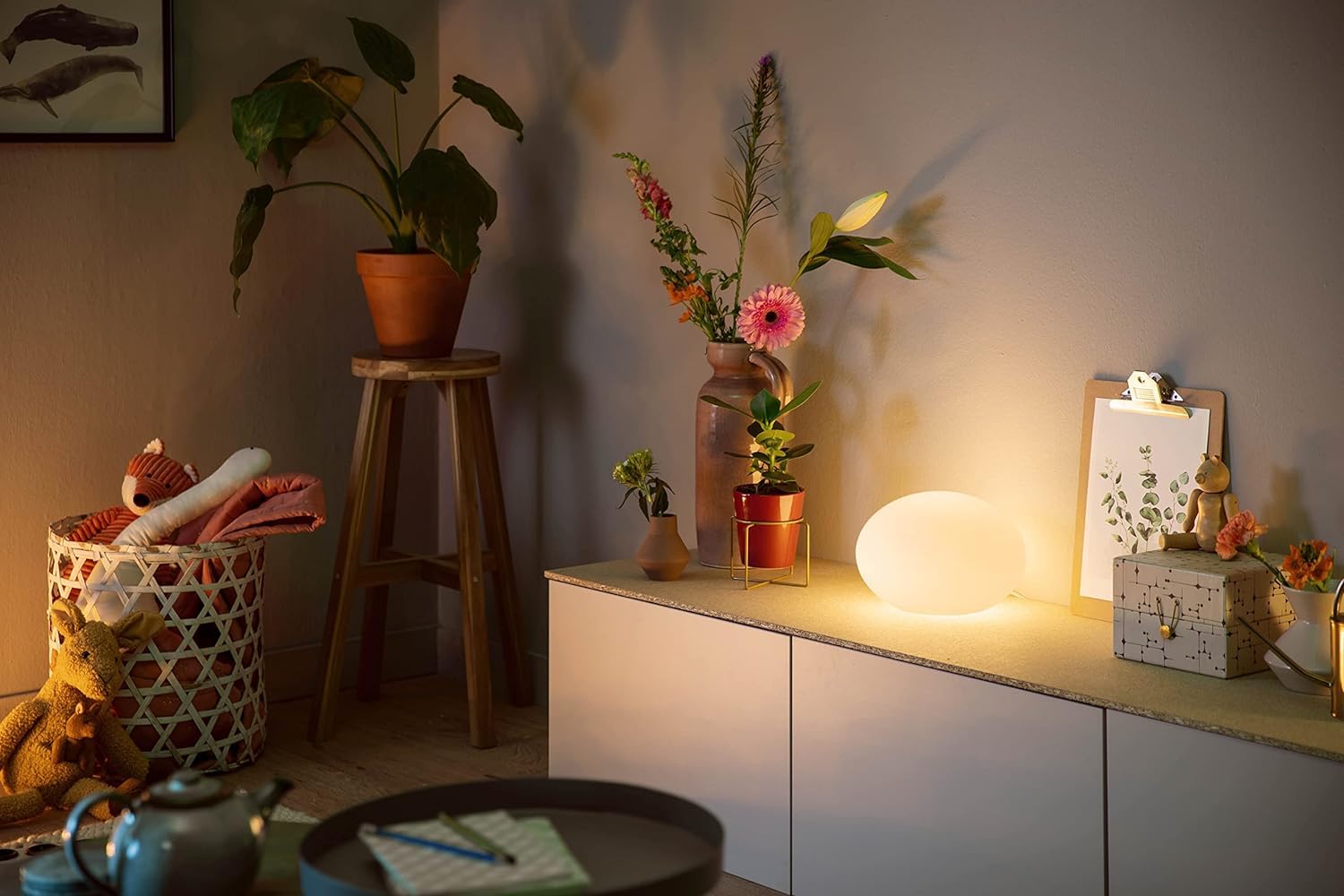 Philips Hue White & Color Ambiance Tischleuchte Flourish, dimmbar, 16 Mio. Farben, steuerbar via App, kompatibel mit Amazon Alexa (Echo, Echo Dot)