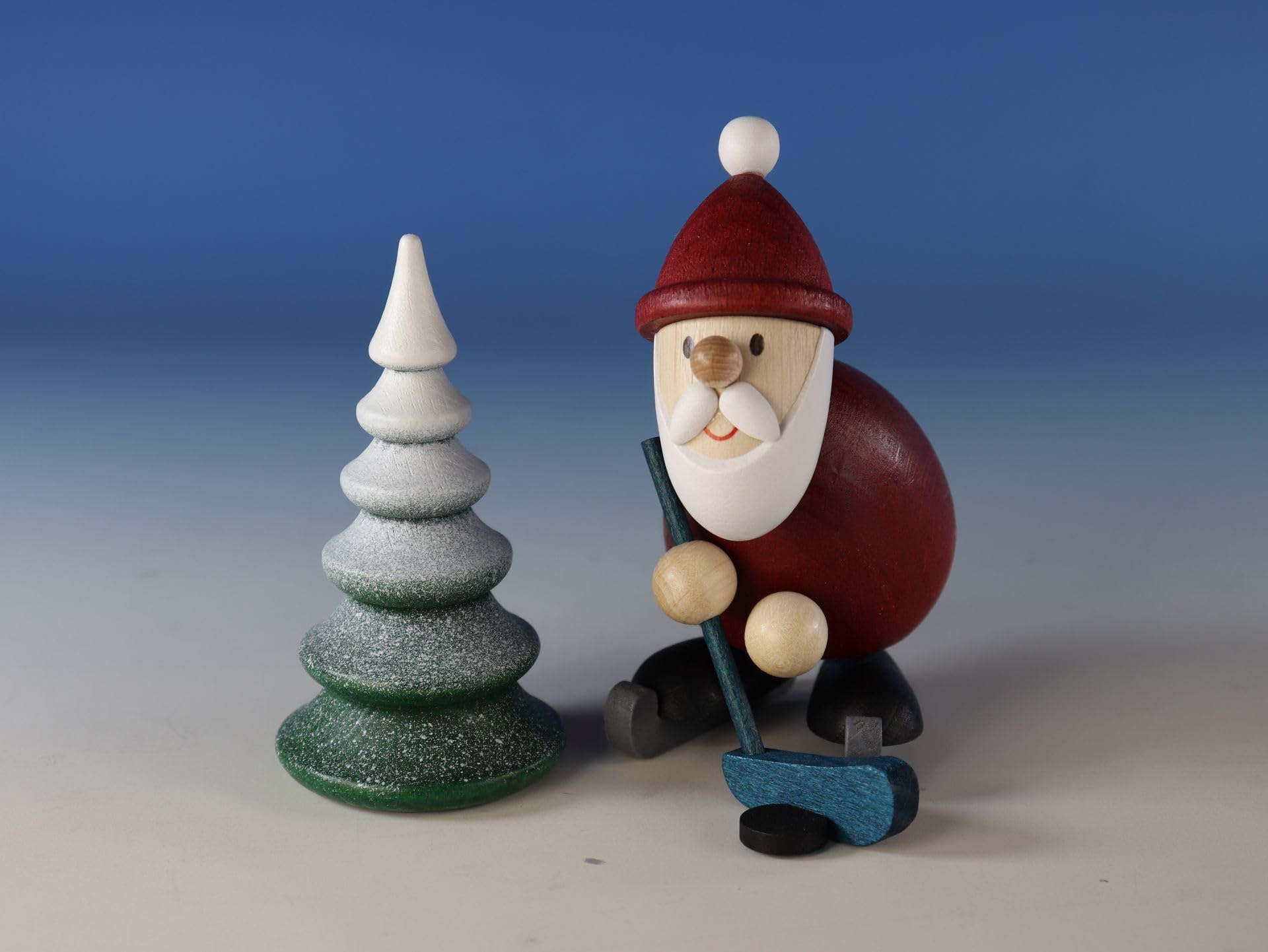 Figurine Père Noël hockey sur glace et arbre enneigé : le cadeau idéal pour hockeyeur