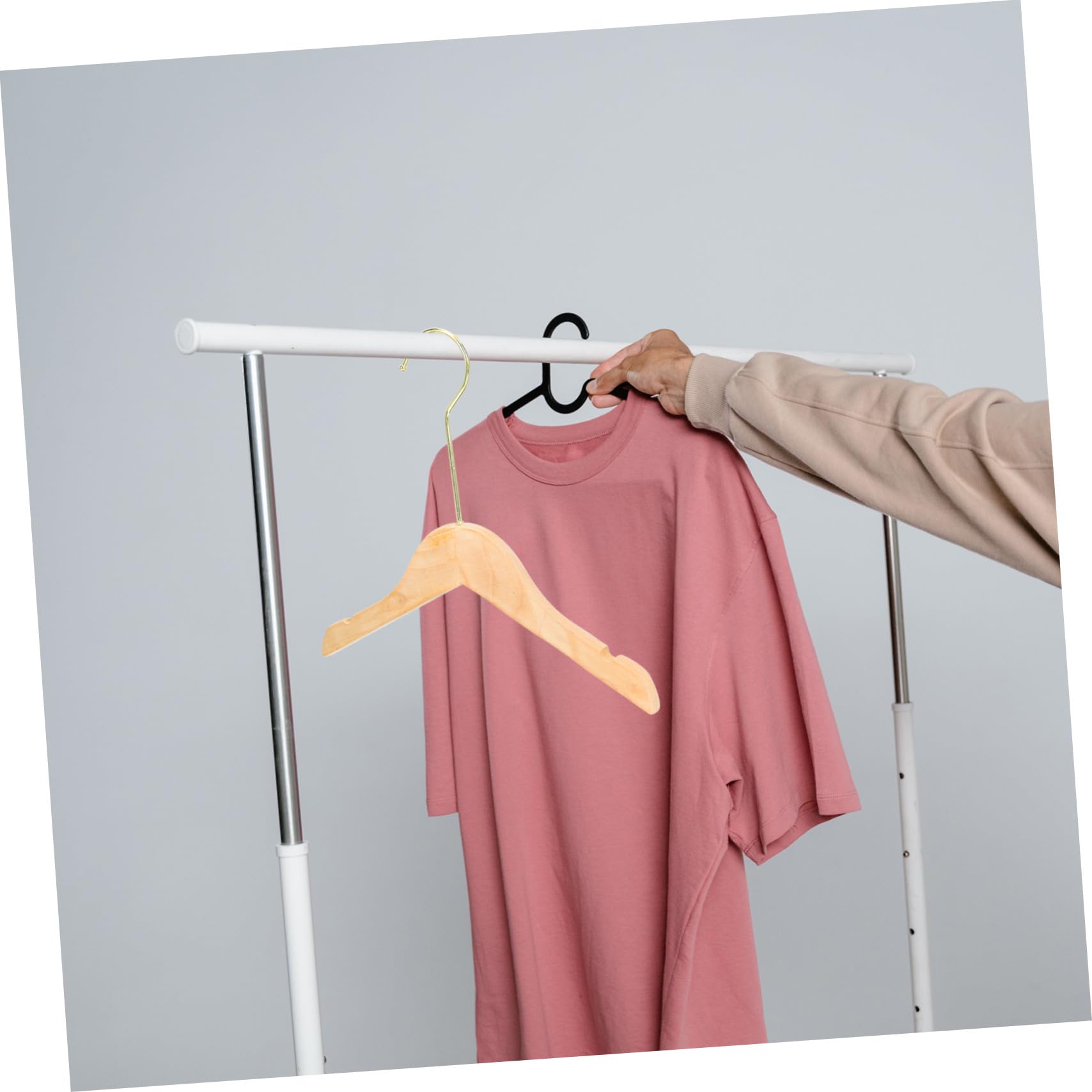 10 Perchas Infantiles de Madera sin Pintura, Gancho Dorado, Antideslizantes, Seguras para Ropa de Niños y Abrigos