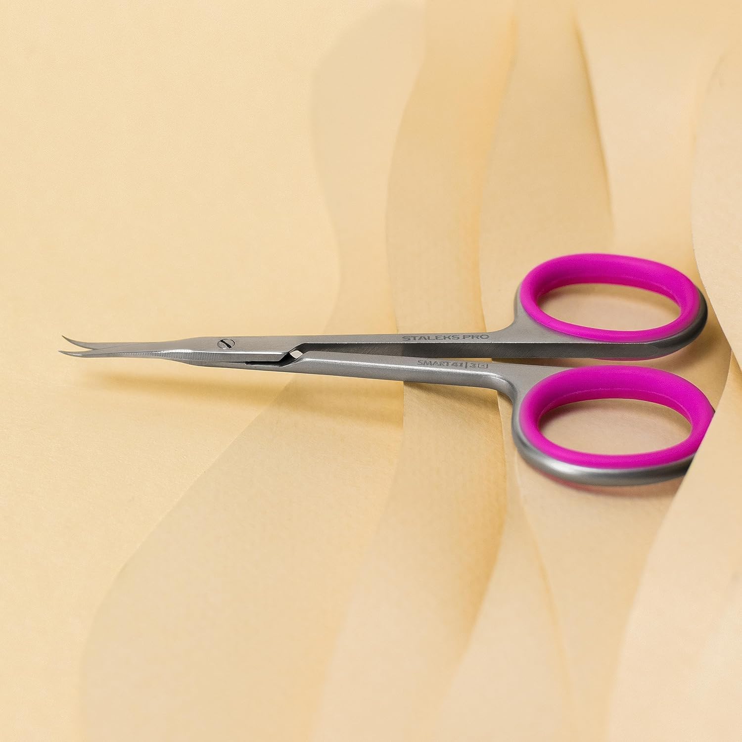 STALEKS PRO Tijera profesional para cutículas con punta de gancho. Anillos ergonómicos con siliconas desmontables. Acero inoxidable. Smart SS-41/3