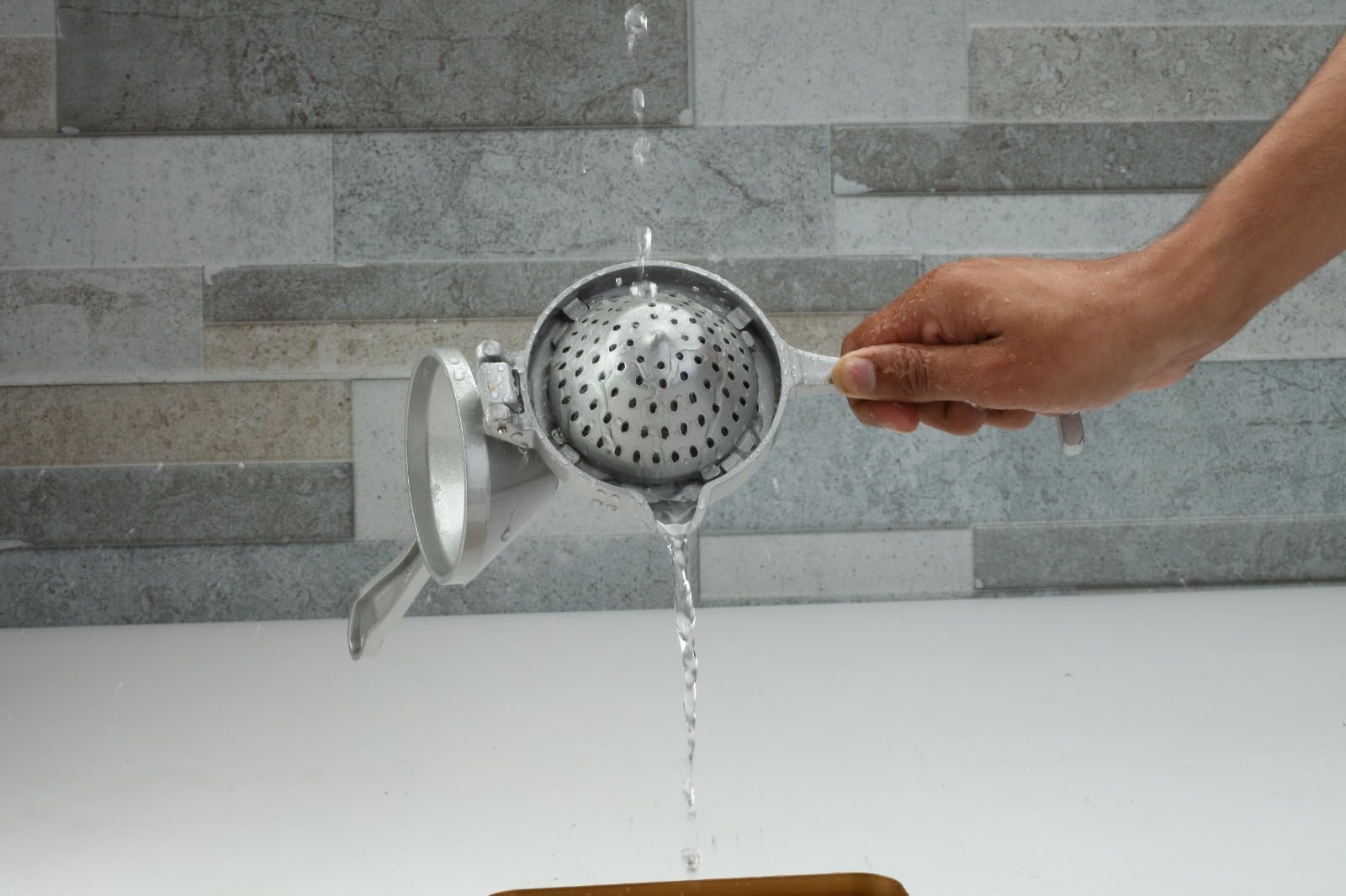 Exprimidor de mano | Exprimidor manual de aluminio | Agarre ergonómico para una extracción eficiente de jugo de cítricos y otras frutas | Compacto duradero fácil de usar y limpiar | Pesado 360 gramos