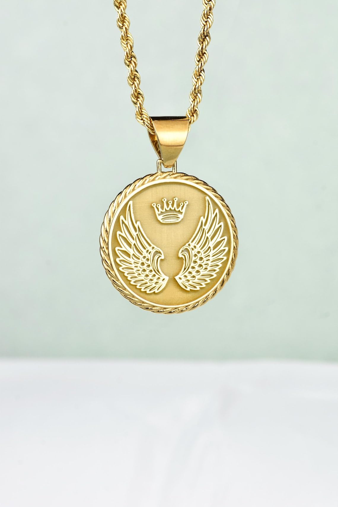 Colgante de plata de ley 925 de lujo de 22 mm, sin cadena, alas de ángel, corona con amuleto, medallón católico, protección, joyería cristiana, abalorio, chapado en oro, hecho a mano |