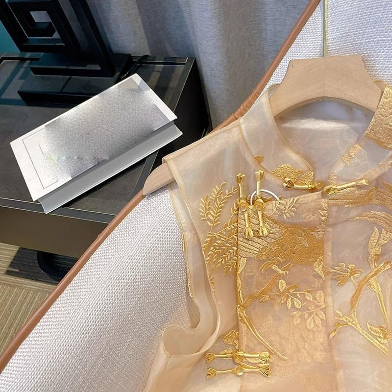 Chaleco de organza bordado para transformar prendas básicas en looks elegantes 2