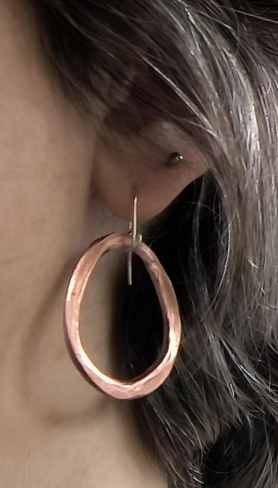 Pendiente artesanal de aro grande, de cobre y plata. Hecho a mano por Anna Marco creacions.