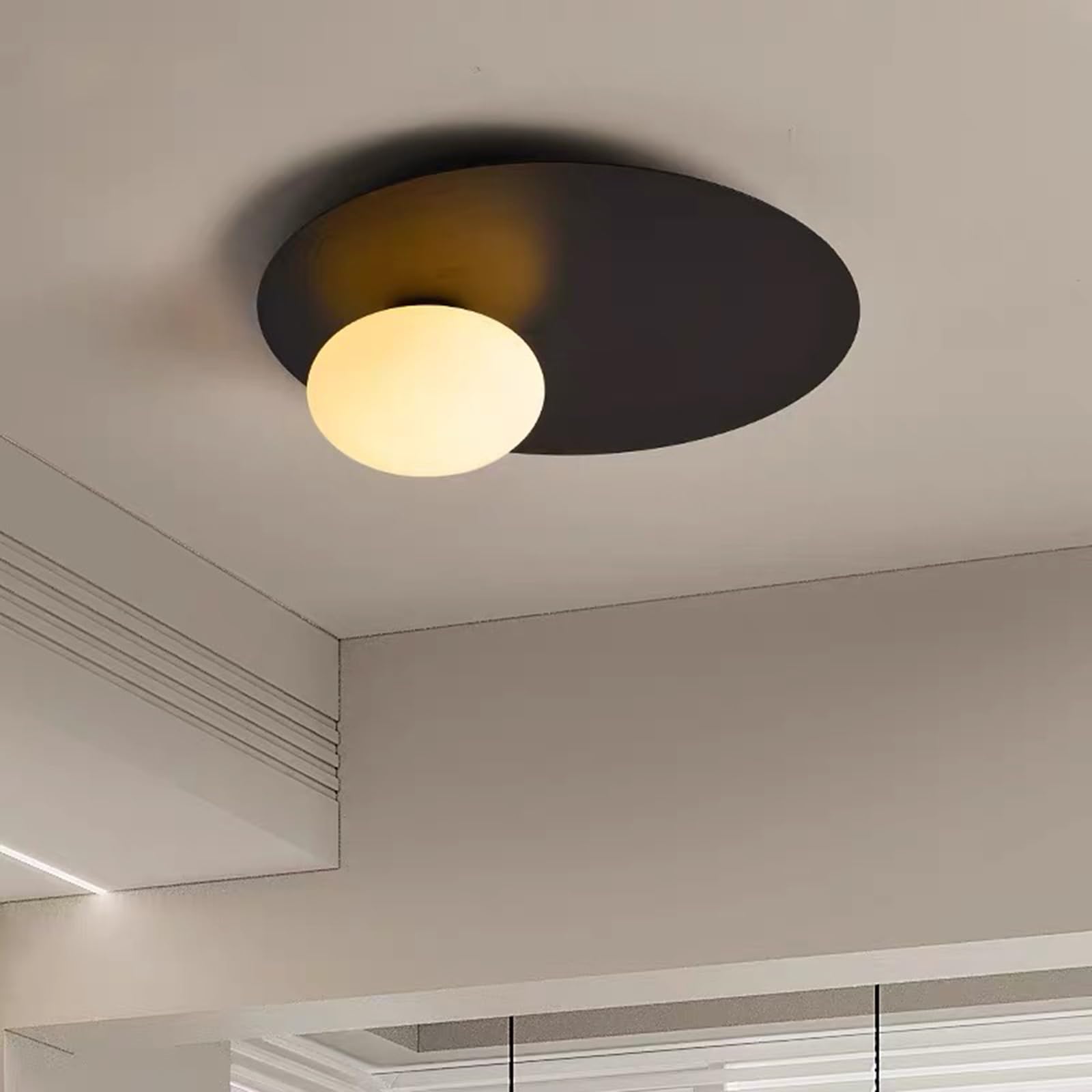 Plafonnier en verre opalin contre la lumière agressive dans une chambre moderne