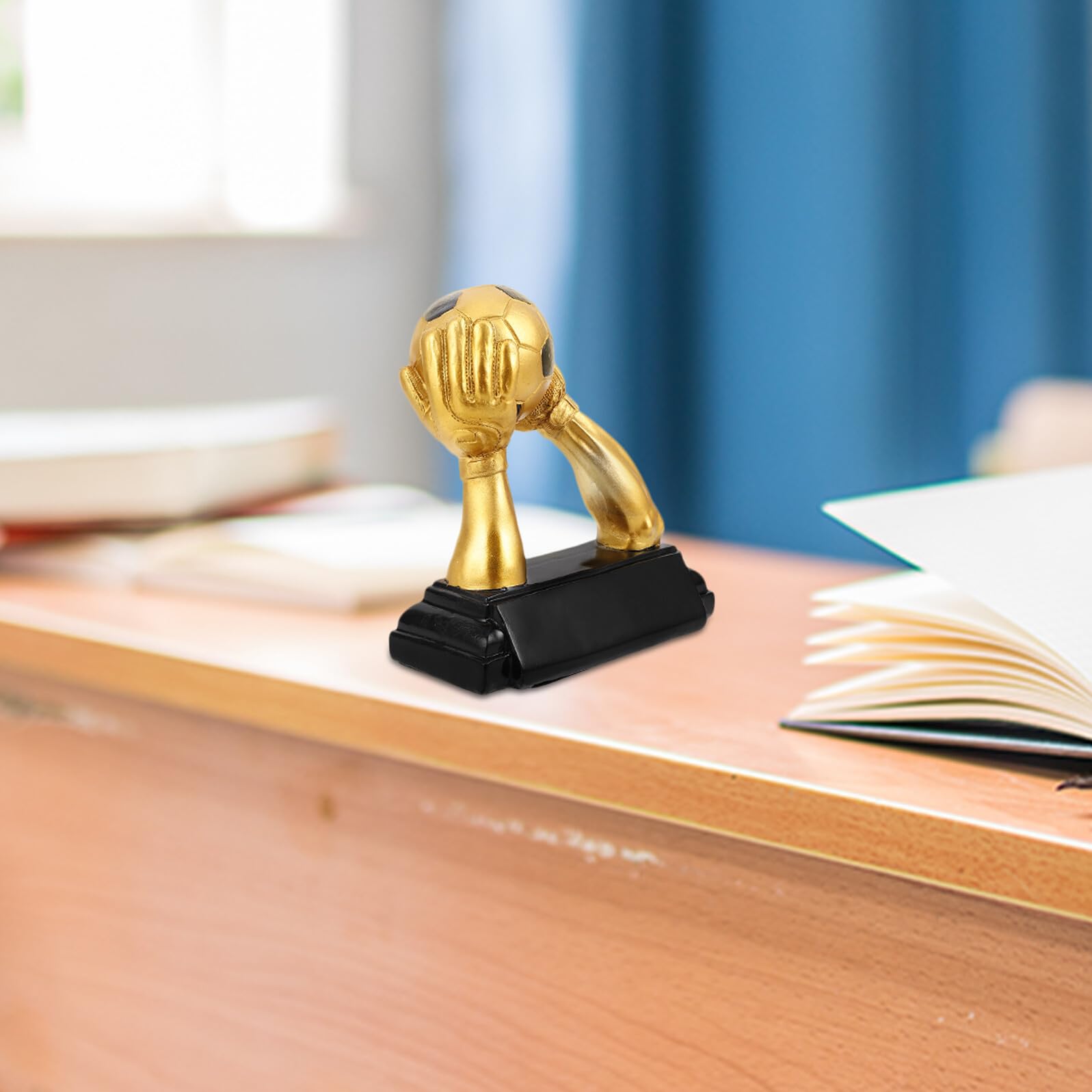 Angoily Trofeo de Fútbol Pequeño Estilo Antiguo, Resina Dorada con Diseño de Manos Abrazando Balón, Premio para Jugadores y Entrenadores, Decoración Deportiva y Regalos para Aficionados