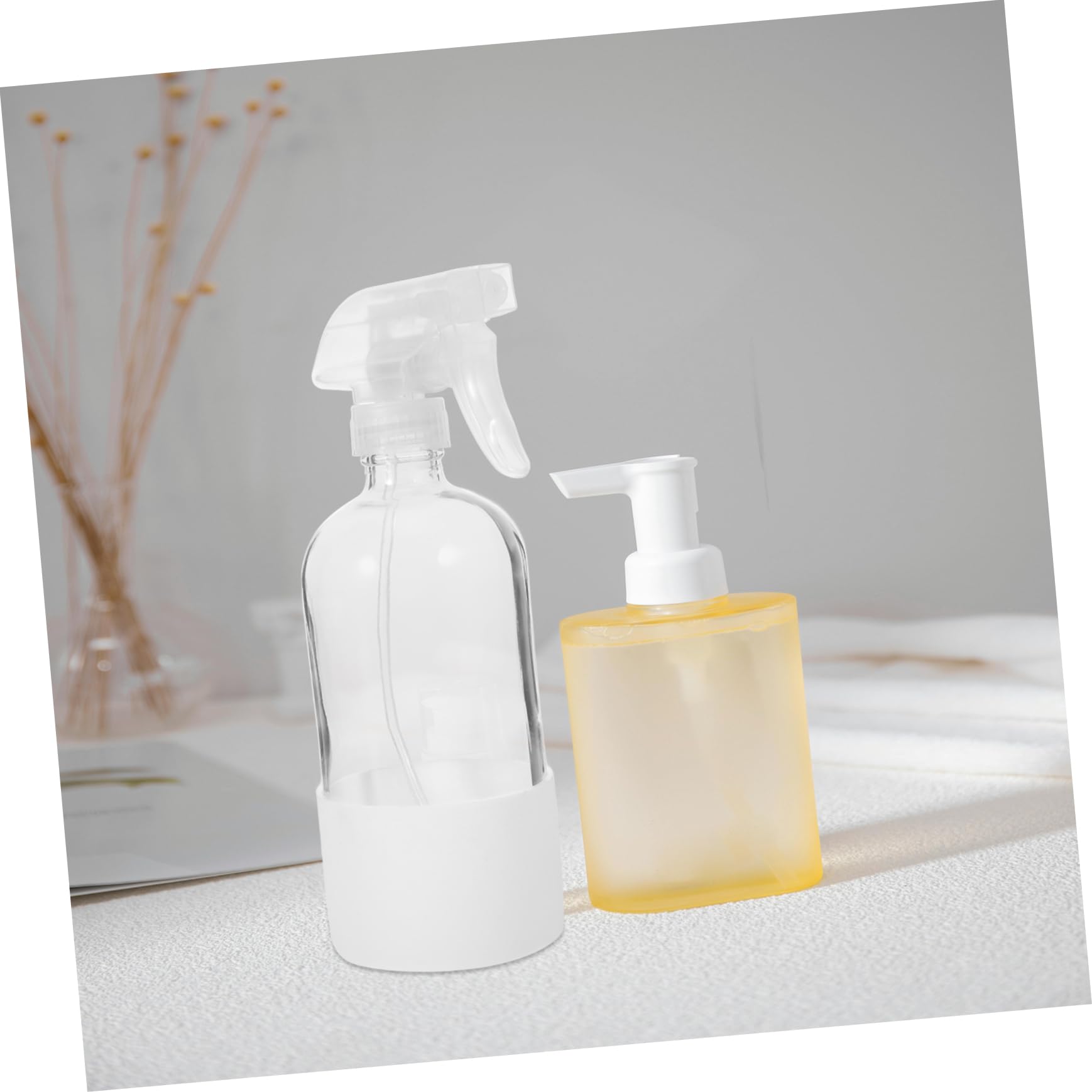 Bottiglia Spray 500ml in Vetro con Rivestimento in Silicone, 2 Pezzi | Nebulizzazione Fine, Bianco Moderno, Flaconi Vuoti Riutilizzabili per Uso Quotidiano