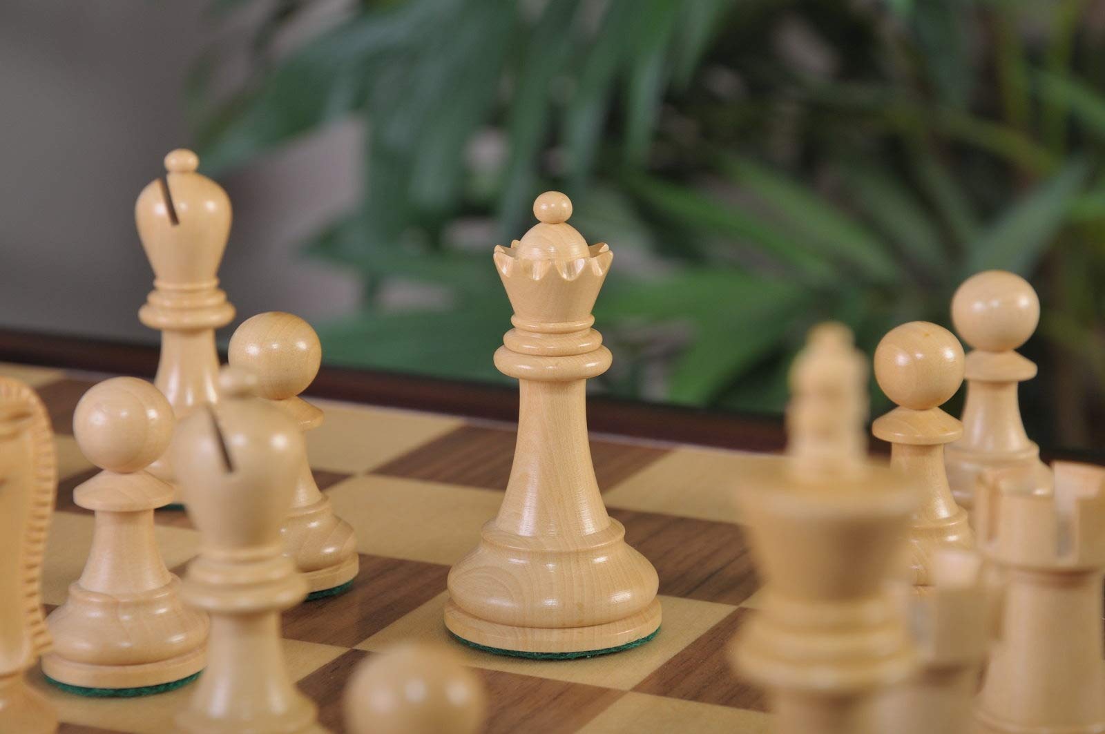 The House of Staunton The Reykjavik II Series Library Chess Set and