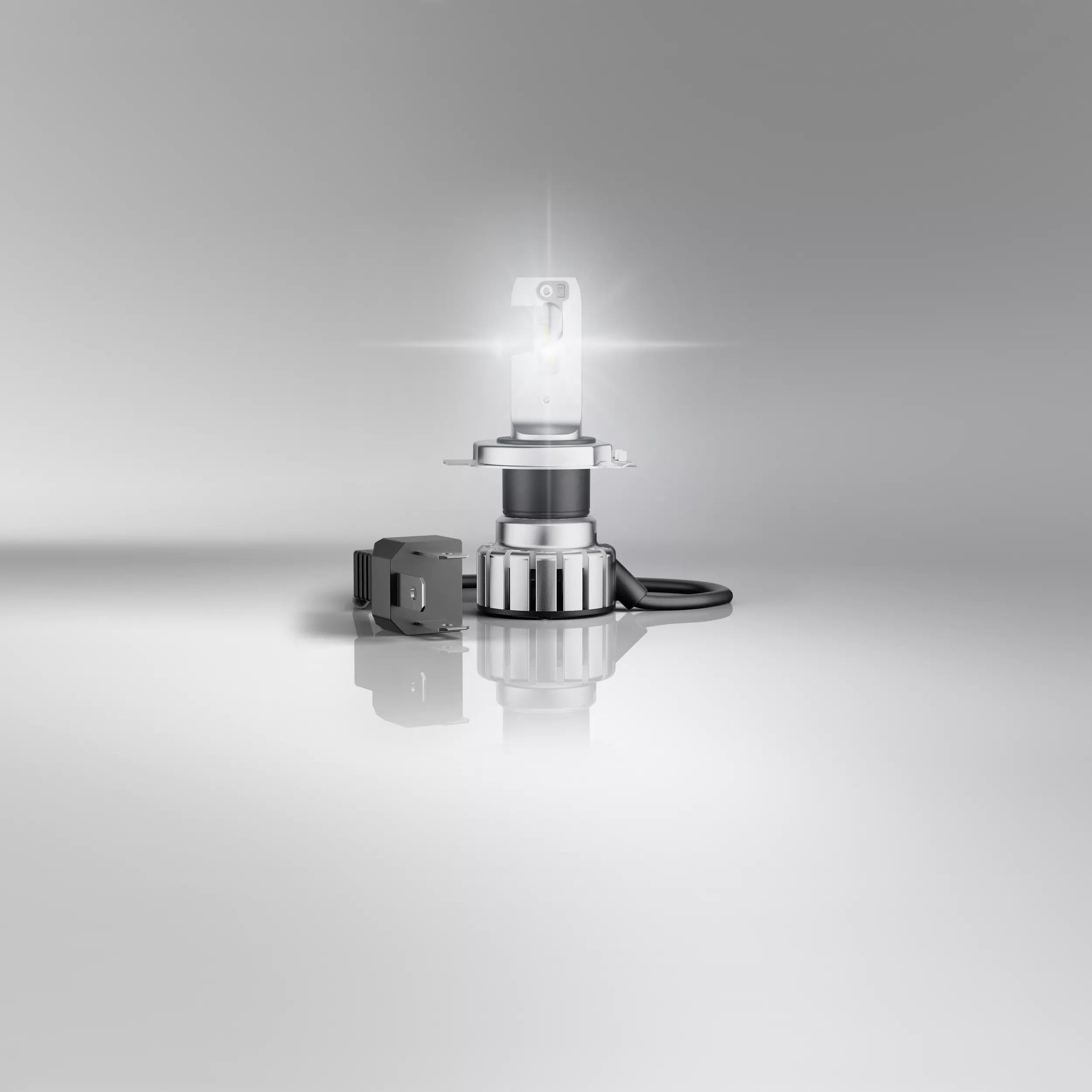OSRAM NIGHT BREAKER LED SMART H4; jusqu'à 330% de luminosité en plus ; 6000K, 12V, feux de route et de croisement LED avec homologation routière