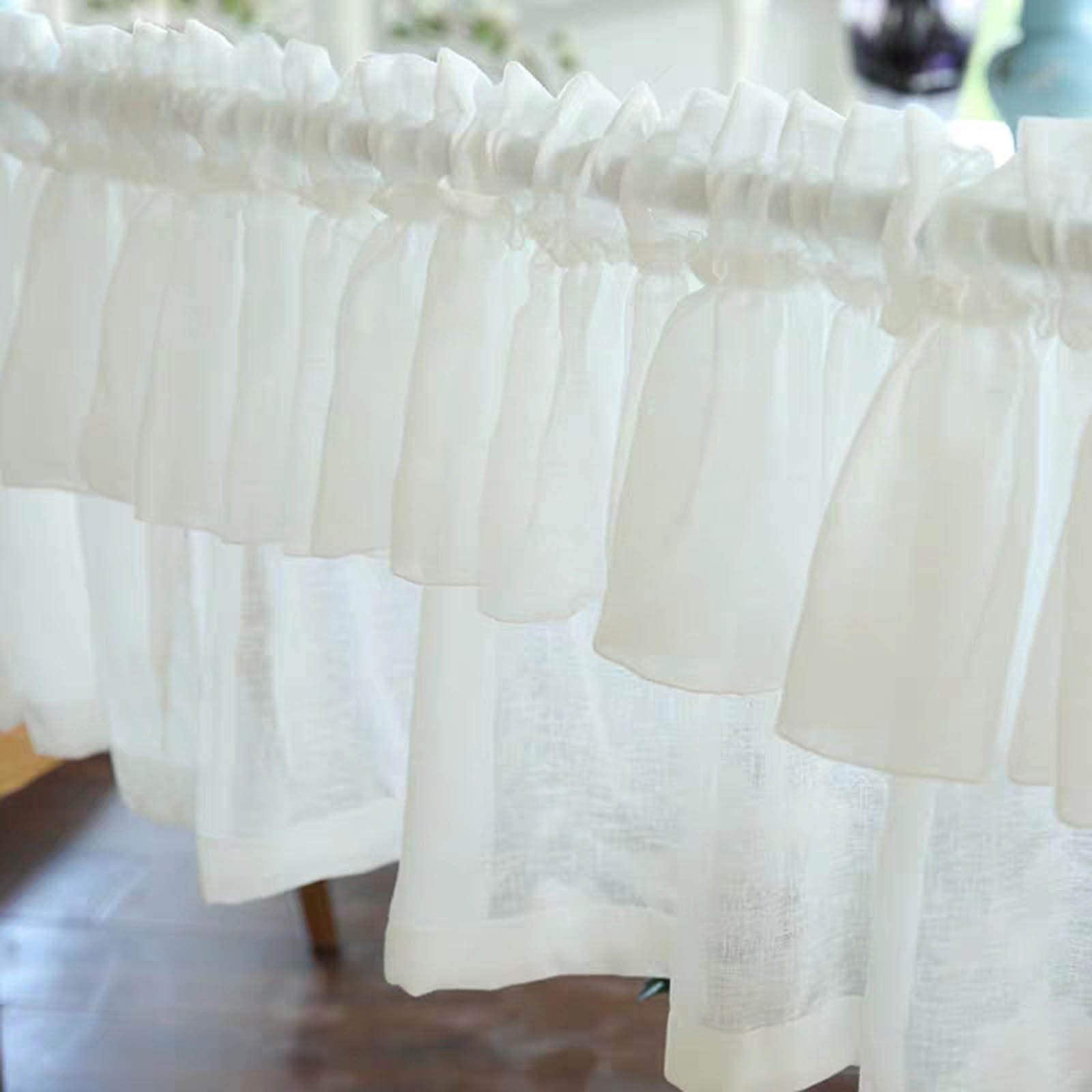 Cenefa de cocina blanca para ventanas pequeñas que regula la luz en el dormitorio