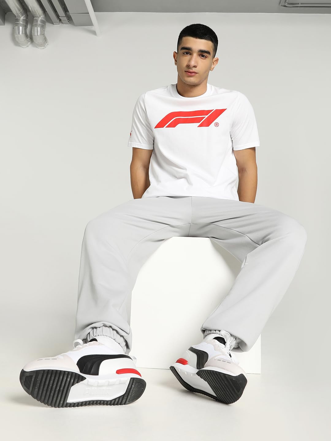 Puma F1 Ess Logo Tee 180g Magliette Uomo (Pacco da 1) | Logo F1® sul davanti, Logo PUMA sulla manica, Collo rotondo, Maniche corte, Prodotto ufficiale PUMA x F1®