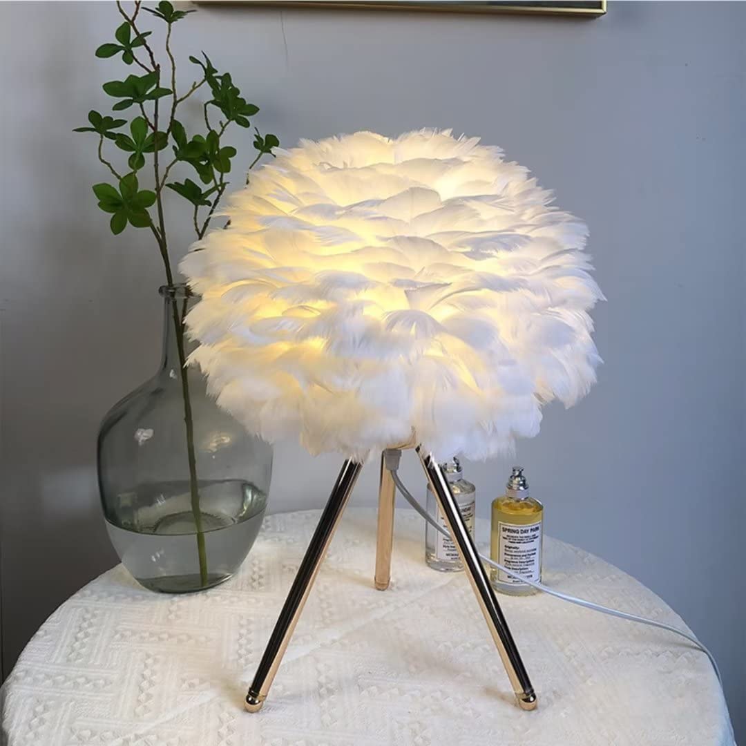 Lampada da tavolo in piuma bianca Lampada da comodino con elegante asta di supporto dorata Lampada da tavolo in piuma decorativa Lampada da tavolo in piuma per camera da letto, soggiorno