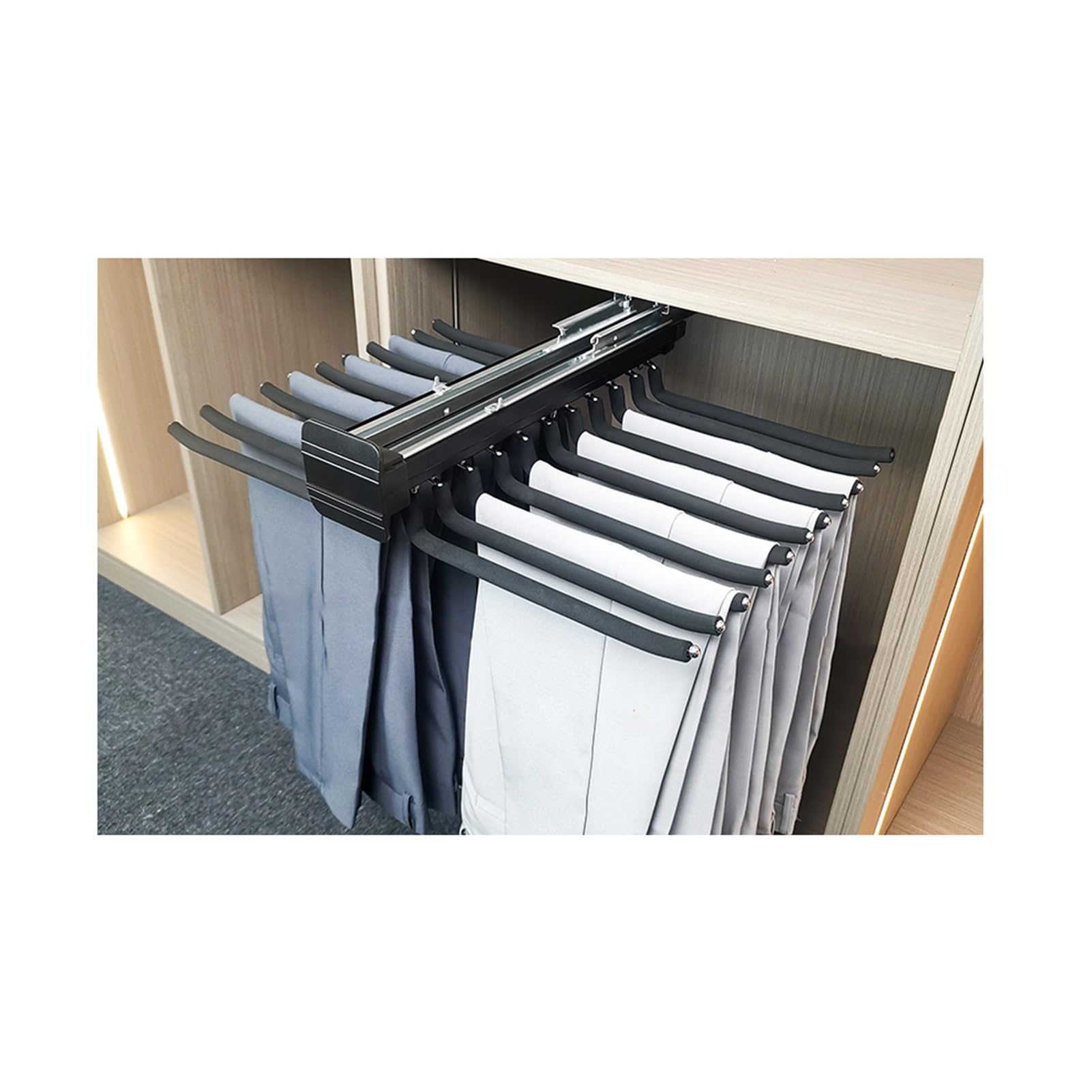 Porte-pantalons extractible pour organiser facilement un vestiaire et suspendre vos habits
