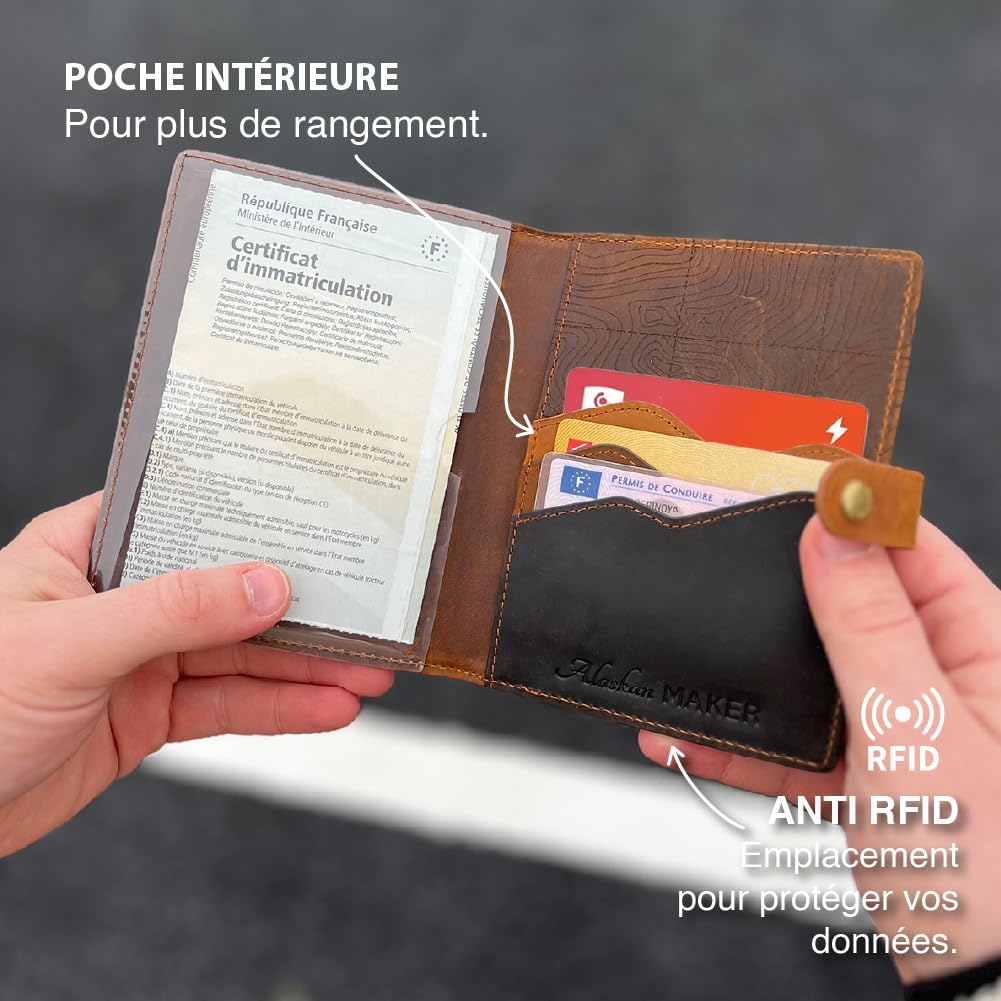 Alaskan MAKER - Étui à Carte Grise en Cuir Pleine Fleur - Rangement Documents Voiture & Cartes - Protection RFID - Fermeture Sécurisée Bouton Pression - Format Compact et Résistant (Wood)